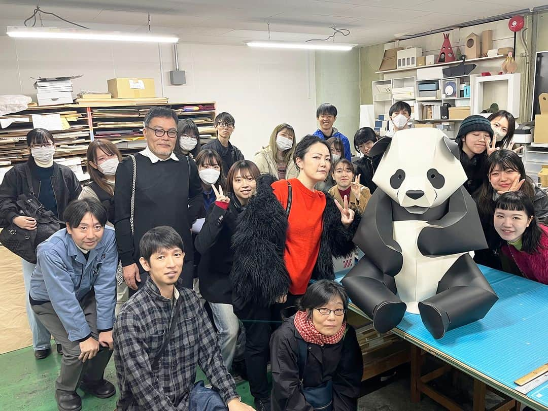 東京造形大学 Tokyo Zokei Universityさんのインスタグラム写真 - (東京造形大学 Tokyo Zokei UniversityInstagram)「_ グラフィックデザイン専攻領域2年生「ジェネラルグラフィックB」  校外授業にて福永紙工株式会社様の工場を見学させていただきました。 パッケージデザインの印刷と加工の製造工程の見学は大きな学びになりました。  #東京造形大学 #デザイン #アート #美術 #美術大学 #美大 #大学#グラフィックデザイン #パッケージデザイン #授業  #tokyozokeiuniversity #zokei #tzu #design #arts #artuniversity #artschool #graphicdesign #packagedesign」11月24日 17時06分 - tokyo_zokei_univ_official