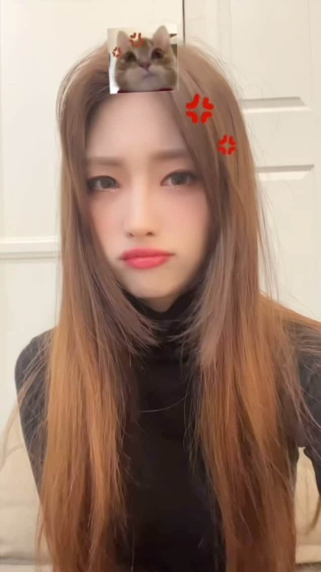 EVERGLOWのインスタグラム：「션냥이😺의 기분은❓ #EVERGLOW #에버글로우 #시현 #SIHYEON #ALL_MY_GIRLS_IN_US」