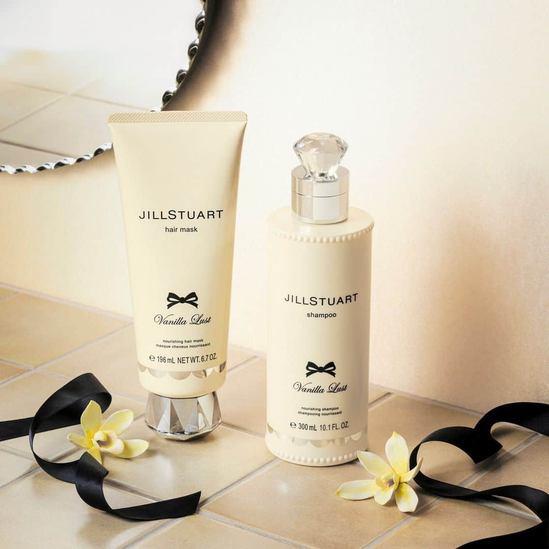 JILLSTUART BEAUTYのインスタグラム：「JILL STUART Vanilla Lust Limited Items 〜Promise Ribbon〜 12月1日(金)より発売 《予約受付中》  ■ヴァニララスト  ヘアマスク 乾燥やダメージで特に傷んだ髪にも たっぷりとうるおいをあたえ、深部まで集中補修。 しっとりしなやかにまとまる髪へとみちびきます。  ■ヴァニララスト  シャンプー ふんわりとした泡で頭皮・髪の汚れを包み込み 優しく洗いあげるノンシリコーンシャンプー。 頭皮や髪にうるおいをあたえ、髪一本一本をコートし つるんとなめらかで、上質なツヤ髪を叶えます。  ※公式オンラインショップでは予約完売している場合がございます。 12月1日(金)の発売をお待ちください。  #jillstuart #jillstuartbeauty #ジルスチュアート #ヴァニララスト #バニラ #シャンプー #ヘアマスク」