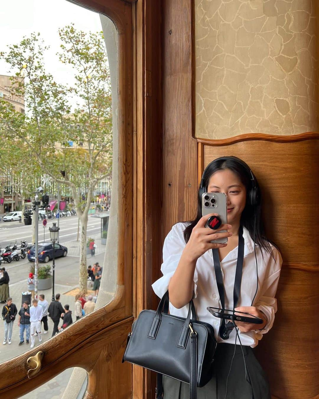 パン・ソヨンさんのインスタグラム写真 - (パン・ソヨンInstagram)「Casa Batllo 카사바트요🌹  오디오가이드 초반 카사바트요를 마음껏 만져보세요 라는 말에  정말 어린 아이가 된 듯 신이 났고 눈이 반짝였다 내 손이 닿는 모든것들은 둥글고 매끄러웠다  아무 생각없이 잡았을 계단의 손잡이도  이 순간부터는 의미를 가진 이야기가 되었다 오히려 마음껏 만져보라는 그 말이 모든 하나하나를 더 소중하게 만져보게되는 마음을 만들어주었다 이야기의 힘은 정말 강하다   대문자 F는 매우 즐겁고 행복했고 그리고 카사바트요는 겉 보다 속이 훨씬 재밌었다   1,2 물 속 체험  3 벨튀  4 공범  5 세상 모범생모드 가이드 듣길 잘한듯  6 의자는 예쁜데 비싸 흥  7 뷰 좋으다  8 유리  9 그걸 사야해.. 고민하지마.. 포기하지마..제발..  10 처음에 이거 보자마자 몰입100 사람 여기🙋🏻‍♀️   #casabatllo  #카사바트요 #gaudi #가우디  #barcelona #catalunya #spain #2023 #바르셀로나 #카탈루냐 #스페인 #여행」11月24日 17時00分 - banso