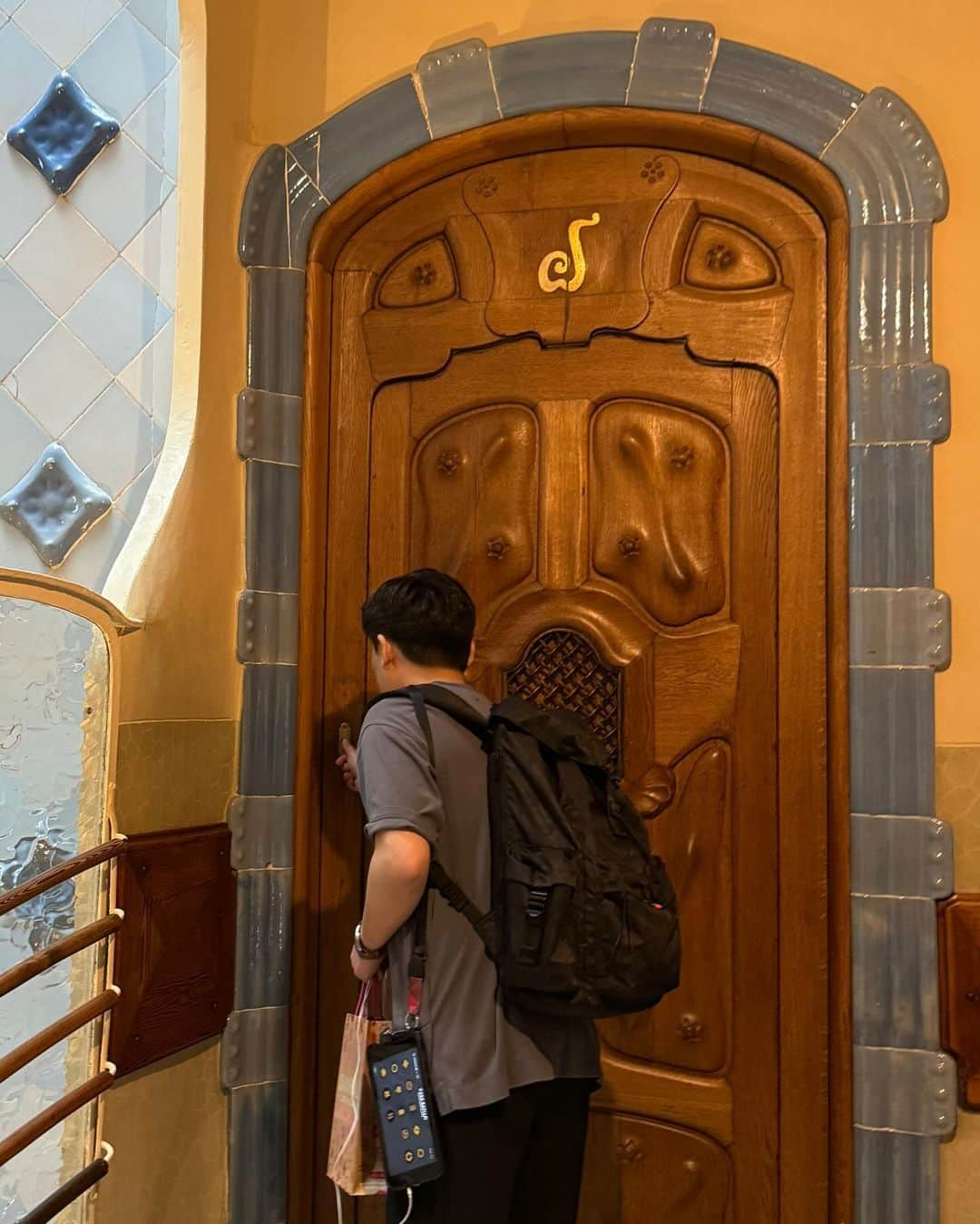 パン・ソヨンさんのインスタグラム写真 - (パン・ソヨンInstagram)「Casa Batllo 카사바트요🌹  오디오가이드 초반 카사바트요를 마음껏 만져보세요 라는 말에  정말 어린 아이가 된 듯 신이 났고 눈이 반짝였다 내 손이 닿는 모든것들은 둥글고 매끄러웠다  아무 생각없이 잡았을 계단의 손잡이도  이 순간부터는 의미를 가진 이야기가 되었다 오히려 마음껏 만져보라는 그 말이 모든 하나하나를 더 소중하게 만져보게되는 마음을 만들어주었다 이야기의 힘은 정말 강하다   대문자 F는 매우 즐겁고 행복했고 그리고 카사바트요는 겉 보다 속이 훨씬 재밌었다   1,2 물 속 체험  3 벨튀  4 공범  5 세상 모범생모드 가이드 듣길 잘한듯  6 의자는 예쁜데 비싸 흥  7 뷰 좋으다  8 유리  9 그걸 사야해.. 고민하지마.. 포기하지마..제발..  10 처음에 이거 보자마자 몰입100 사람 여기🙋🏻‍♀️   #casabatllo  #카사바트요 #gaudi #가우디  #barcelona #catalunya #spain #2023 #바르셀로나 #카탈루냐 #스페인 #여행」11月24日 17時00分 - banso