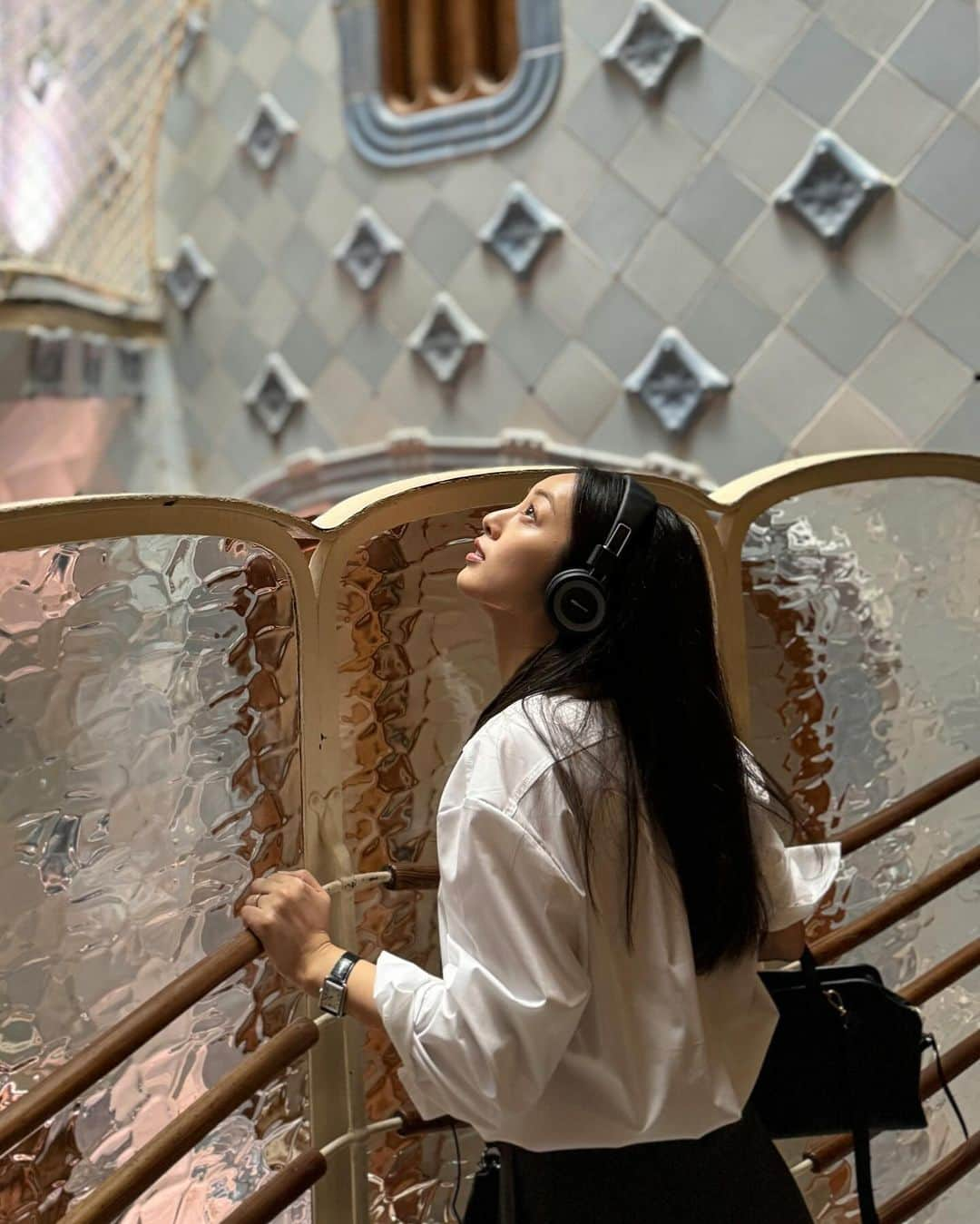 パン・ソヨンのインスタグラム：「Casa Batllo 카사바트요🌹  오디오가이드 초반 카사바트요를 마음껏 만져보세요 라는 말에  정말 어린 아이가 된 듯 신이 났고 눈이 반짝였다 내 손이 닿는 모든것들은 둥글고 매끄러웠다  아무 생각없이 잡았을 계단의 손잡이도  이 순간부터는 의미를 가진 이야기가 되었다 오히려 마음껏 만져보라는 그 말이 모든 하나하나를 더 소중하게 만져보게되는 마음을 만들어주었다 이야기의 힘은 정말 강하다   대문자 F는 매우 즐겁고 행복했고 그리고 카사바트요는 겉 보다 속이 훨씬 재밌었다   1,2 물 속 체험  3 벨튀  4 공범  5 세상 모범생모드 가이드 듣길 잘한듯  6 의자는 예쁜데 비싸 흥  7 뷰 좋으다  8 유리  9 그걸 사야해.. 고민하지마.. 포기하지마..제발..  10 처음에 이거 보자마자 몰입100 사람 여기🙋🏻‍♀️   #casabatllo  #카사바트요 #gaudi #가우디  #barcelona #catalunya #spain #2023 #바르셀로나 #카탈루냐 #스페인 #여행」