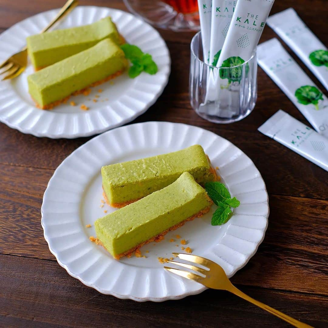 kyusai_kale_officialのインスタグラム：「チーズケーキ食べたい！という方はコメントに「💚」で教えてください！  スイーツ作りにも便利な「ザ･ケール ミニスティック」🍰  ケールを使ったチーズケーキ😋 溶けやすい粉末タイプでケーキやスイーツにも取り入れやすいのが◎  皆さんもとっておきのスイーツを作ってみてはいかがでしょうか💓  Photo by @yoppi35  --------------------------------------------------- キューサイ【ケール・青汁】公式アカウントです🥬  ケールを使ったオリジナルレシピやヘルス&ビューティーケア情報をお届けしています✨  キューサイのケールや青汁を使った際は #ザケール #キューサイ をつけて投稿してみてくださいね！ ご紹介させていただくかもしれません🎵 --------------------------------------------------- #qsai #ケール #ケールワーク #スーパーフード #kale #青汁 #健康生活 #ウェルエイジング #セルフケア #青汁レシピ #健康レシピ #健康ごはん #アレンジレシピ #ヘルシーレシピ #簡単レシピ #丁寧な暮らし #おうちカフェ #美容と健康 #野菜 #ヘルシースイーツ #ヘルシーおやつ #簡単おやつ #カフェスイーツ #チーズケーキ #ヘルシースイーツ #スイーツ作り #スイーツレシピ #チーズケーキレシピ」