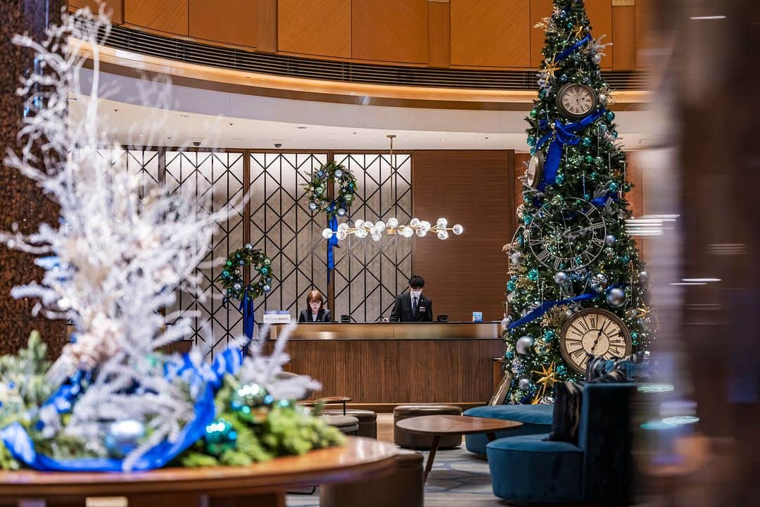 Sheraton Yokohamaさんのインスタグラム写真 - (Sheraton YokohamaInstagram)「. 一年の中で最も華やかなフェスティブシーズン🎄  ホテル館内もクリスマス仕様に様変わりして、皆様をお迎えしています。 この時期ならではの特別な雰囲気をお楽しみください✨  #横浜ベイシェラトン #横浜 #横浜ホテル #横浜駅 #横浜観光 #横浜旅行 #ホテルステイ #ホテル巡り #クリスマス装飾 #クリスマスツリー #クリスマスイルミネーション #sheratonyokohama #sheraton #yokohamahotel #yokohama #hotelstay」11月24日 17時00分 - sheratonyokohama