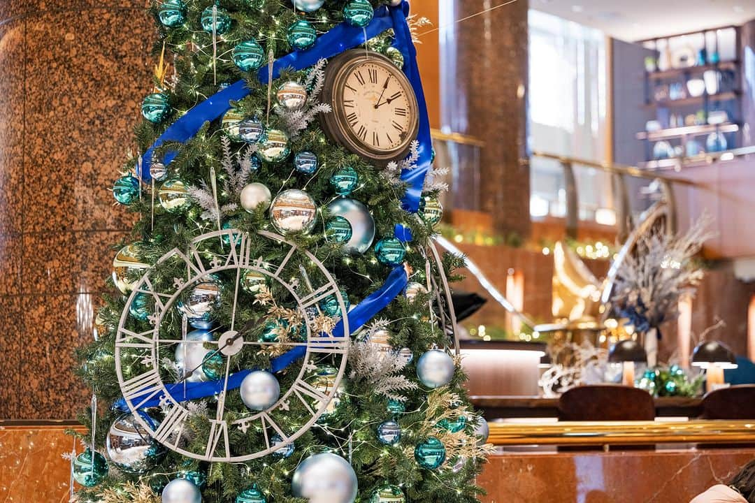 Sheraton Yokohamaさんのインスタグラム写真 - (Sheraton YokohamaInstagram)「. 一年の中で最も華やかなフェスティブシーズン🎄  ホテル館内もクリスマス仕様に様変わりして、皆様をお迎えしています。 この時期ならではの特別な雰囲気をお楽しみください✨  #横浜ベイシェラトン #横浜 #横浜ホテル #横浜駅 #横浜観光 #横浜旅行 #ホテルステイ #ホテル巡り #クリスマス装飾 #クリスマスツリー #クリスマスイルミネーション #sheratonyokohama #sheraton #yokohamahotel #yokohama #hotelstay」11月24日 17時00分 - sheratonyokohama