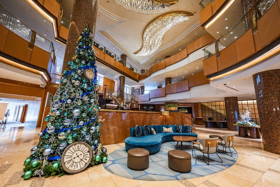 Sheraton Yokohamaさんのインスタグラム写真 - (Sheraton YokohamaInstagram)「. 一年の中で最も華やかなフェスティブシーズン🎄  ホテル館内もクリスマス仕様に様変わりして、皆様をお迎えしています。 この時期ならではの特別な雰囲気をお楽しみください✨  #横浜ベイシェラトン #横浜 #横浜ホテル #横浜駅 #横浜観光 #横浜旅行 #ホテルステイ #ホテル巡り #クリスマス装飾 #クリスマスツリー #クリスマスイルミネーション #sheratonyokohama #sheraton #yokohamahotel #yokohama #hotelstay」11月24日 17時00分 - sheratonyokohama