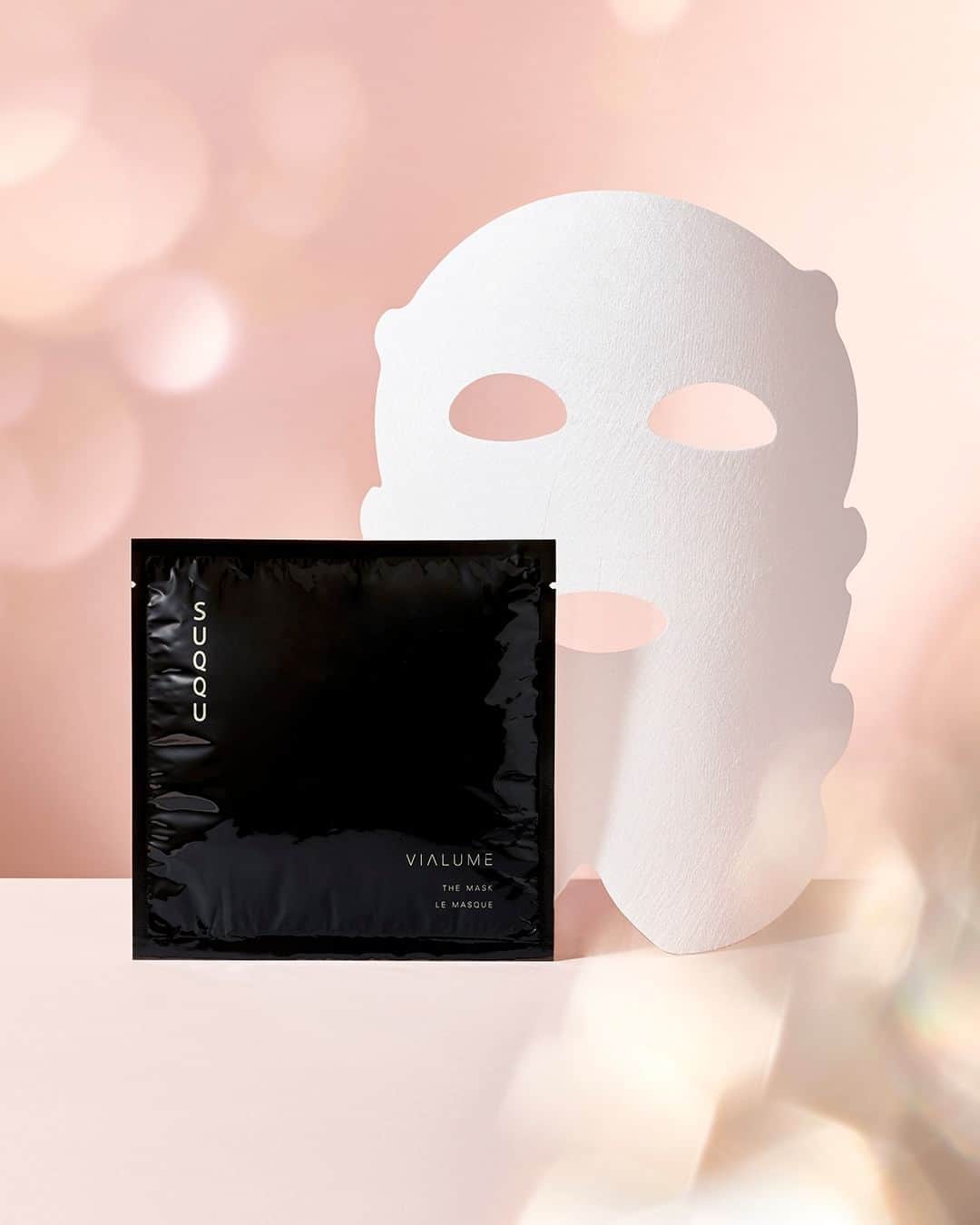 SUQQU公式Instgramアカウントのインスタグラム：「The winner of multiple BEST COSMETIC AWARDS* 2023 Second-Half. SUQQU VIALUME THE MASK is a luxurious sheet mask coated with a rich, cream formula. For sophisticated radiance and feel soft, firm, and hydrated skin. VIALUME THE MASK * See our website for more details. (only Japanese)  2023年下半期ベストコスメアワードを多数受賞*。 クリーム仕立ての濃密液を含み、独自構造で密着させる贅を尽くした艶肌へ導くシートマスク。肌に丁寧な艶をもたらし、もっちりとしたハリ感、うるおいを。 ヴィアルム ザ マスク  *詳細はブランドサイトにて  #SUQQU #スック #jbeauty #cosmetics #SUQQU20th #SUQQUskincare #ベストコスメ #ベストコスメ2023 #bestcosmetics #新作 #newproduct」