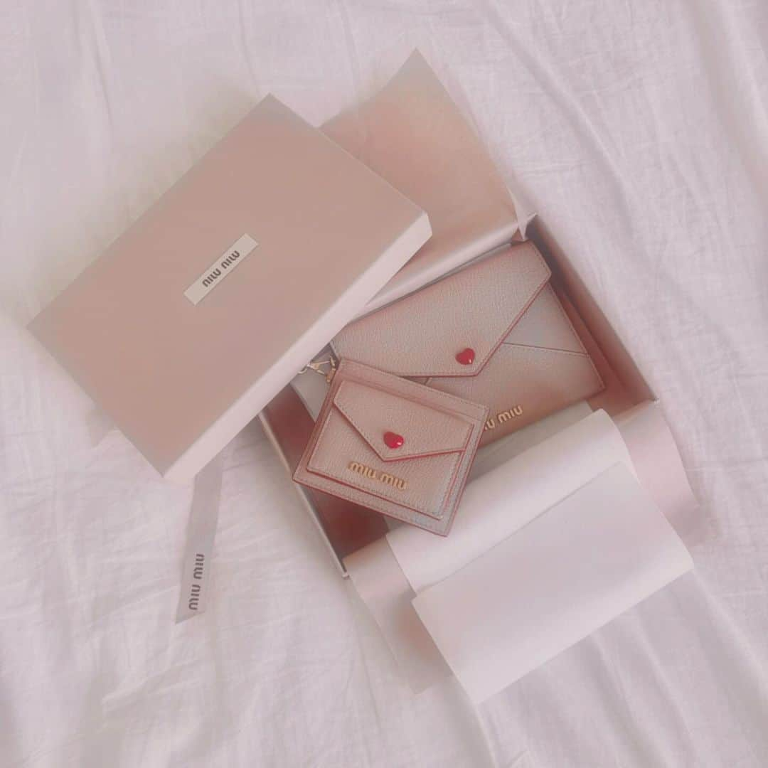 ぷにさんのインスタグラム写真 - (ぷにInstagram)「⋆⸜ᵀᴴᴬᴺᴷ ᵞᴼᵁ⸝⋆ 👛🐇🪞 . 昔プレゼントしてもらったお財布を 10年くらいずっと使っていたので そろそろ良い味がでていて🤣🎀笑笑  ママ氏がプレゼントしてくれました( ⁎ᵕᴗᵕ⁎ )🩷  可愛いお財布嬉しいなっ👛💕 ずっとずっと大事に使おう🥺🎀💕 . .」11月24日 17時01分 - punipuni_riko