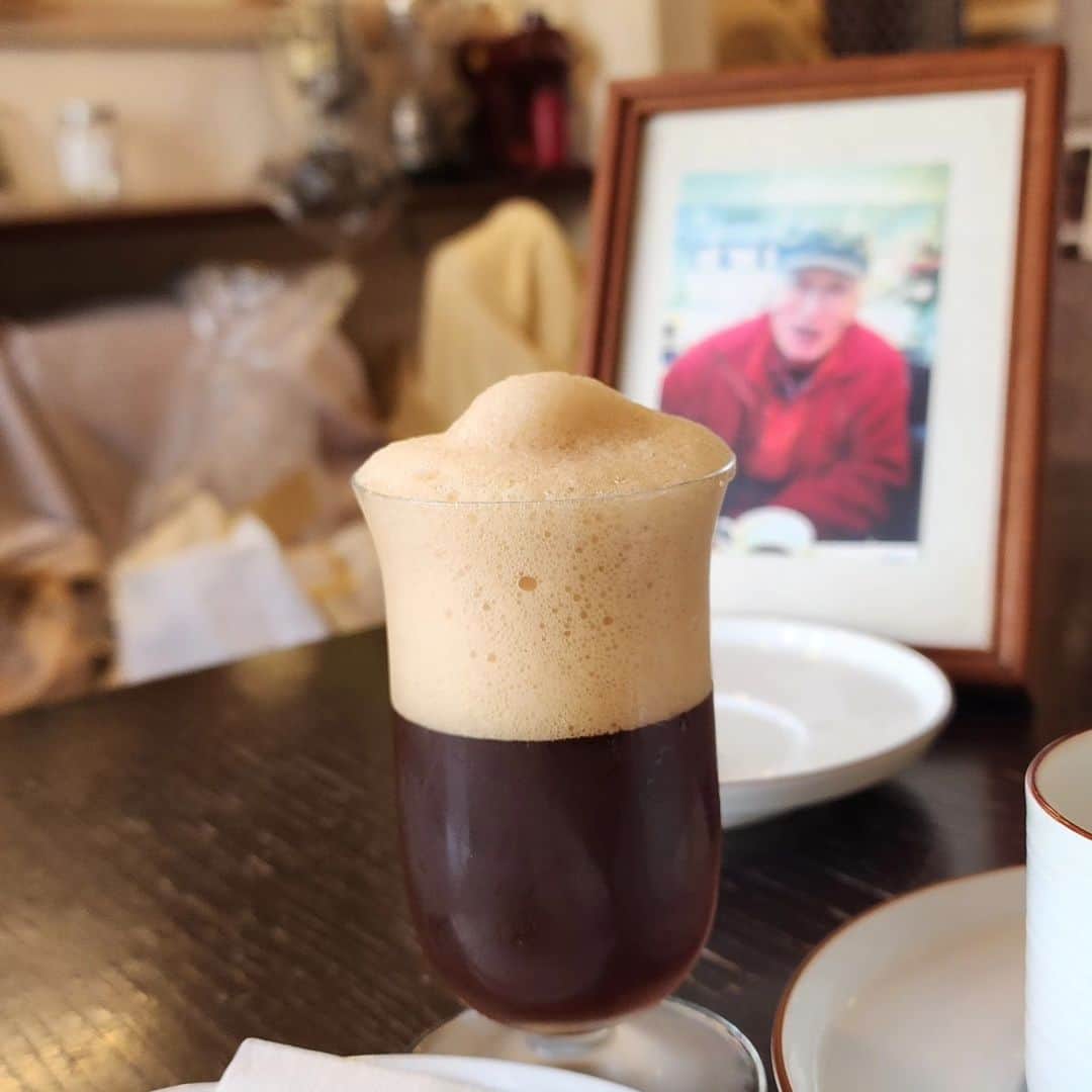 せいのゆみのインスタグラム：「しゅんさくの命日  7年　早いなぁ  毎年若洲公園に行って釣りまたはデイキャンプを楽しみ 夕方船橋の喫茶いずみに行くのが恒例  一昨年かな、釣りに夢中になりすぎて いずみに行くのを忘れるという（笑）  で　今年は閃いた！ 釣果が上がらないのはやる時間帯の問題だと そして釣れないからいつまでも没頭してしまうんだと その結果いずみに行き忘れるんだと！  今年は初の 喫茶いずみ→若洲公園コースにしました  で　夕間詰めに合わせて若洲公園到着！！ 魚のご飯の時間帯！ 絶対釣ってやる  ただね 鼻息荒くったって エネルギーに満ち溢れていたって 釣れないものは釣れません  「お魚さんは今日は留守だったのかな」  月に話しかけ　帰路につく  4枚目は　大人になってからしゅんさくと釣りに行った最初で最後の日 海とくわえタバコと釣り竿のセットが こんなに似合う老人はなかなかおらん（笑）」