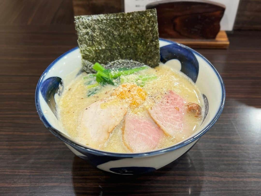 SUSURUのインスタグラム：「最近、鶏白湯にハマっております。 TRY名店部門にノミネートされていた横道さんへ。 鶏ボナーラ、ウンメエ！ #susuru_tv #横道 #高坂 #埼玉 #鶏ボナーラ #うまい  #ラーメン #らーめん #ramen #ラーメン部 #ramennoodles #毎日ラーメン生活 #麺スタグラム #japaneseramen #japanramen #foodstagram #foodie #noodles #instanoodle #instaramen #instafood #埼玉ラーメン #鶏白湯ラーメン #鶏白湯」