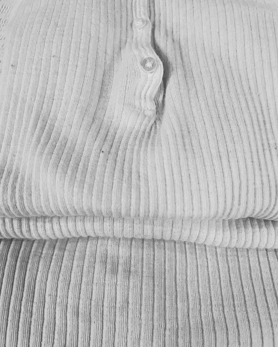 内田文郁さんのインスタグラム写真 - (内田文郁Instagram)「同じ組織でも糸が変わると着込んで行った時の素材感や表情が変わってくる。手洗いして少しづつ縮絨していく事で暖かさが増して表情が出て。下が最初に作った素材。そこから研究して上の素材になりました。」11月24日 17時01分 - uchidafumika