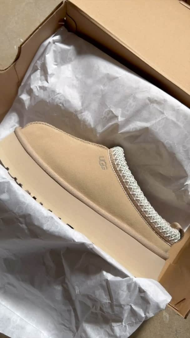 アグのインスタグラム：「Your new obsession is now available on UGG.com US. Shop the Tazz in Sand NOW before it sells out.   #UGG #Sand #UggSand #UggTazz #TazzSand #Platform #Tazz #UggPlatforms #SandUGG」