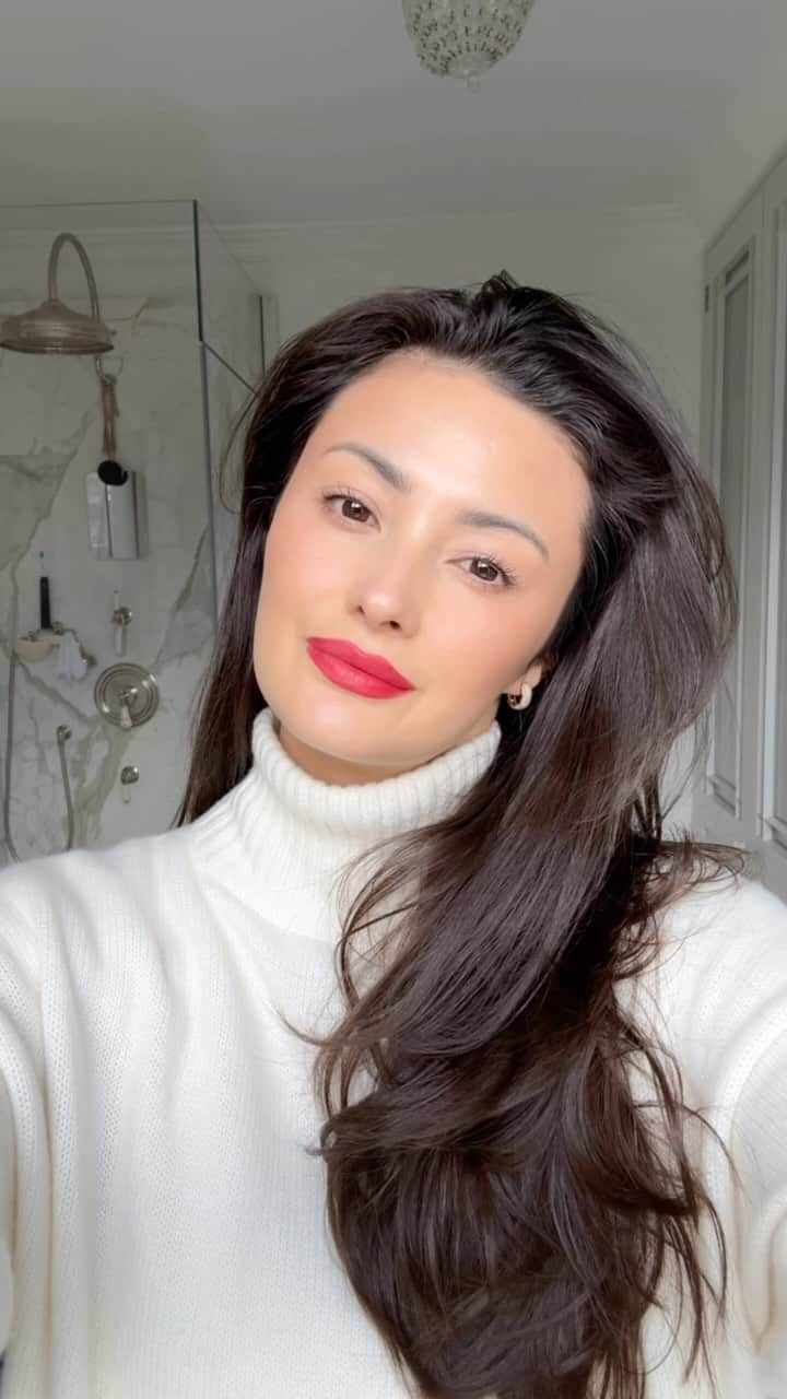 ペオニー・リムのインスタグラム：「12 Products in 10 Minutes  Easy fast skincare and makeup.  A red lip always adds an easy level up of glam.  Products…  @intuisse cleansing lotion @blinkbrowbar brown eye mask @drsambunting flawless moisturiser, intense @heliocareuk fluid cream, sunscreen, protector solar spf 50 @guccibeauty eternite de beaute foundation 230W, contentre de beaute 24N, illuminateur de beaute 01. @diorbeauty fard a joues blush 959 and 100 @glossier g suit, soft touch lip creme - jet @vievemuse modern mascara  @lobjet rose noire Eau de parfum #peonylimbeauty」