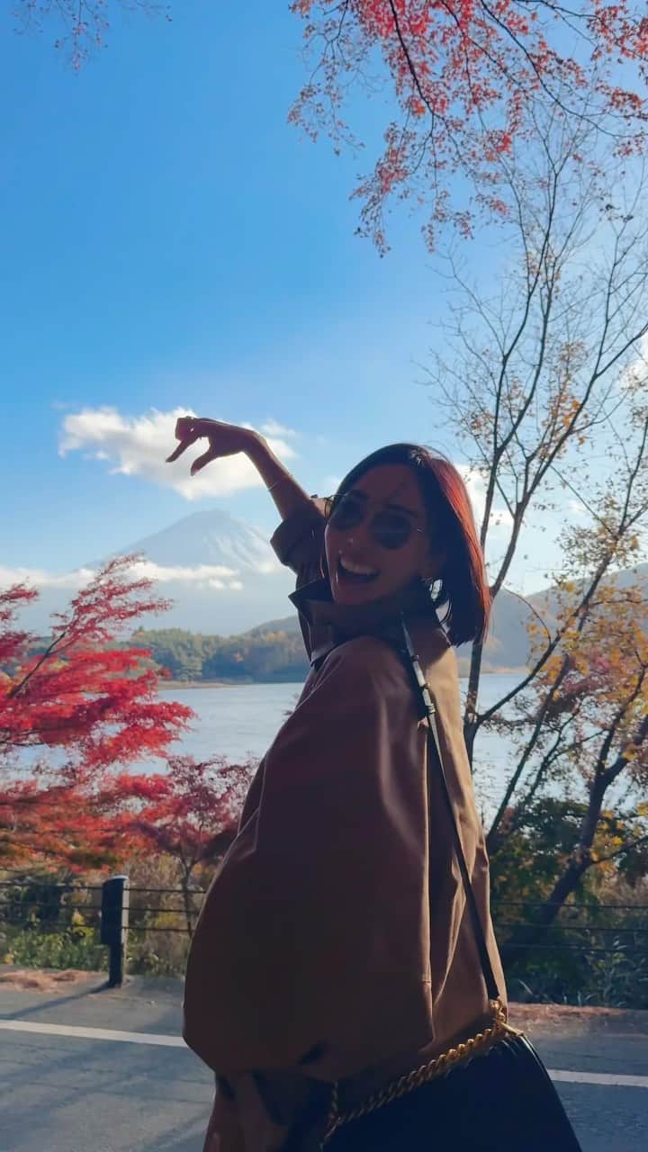 秋倉諒子のインスタグラム：「. 紅葉と富士山がとても綺麗だったぁ🗻🍁✨ #紅葉狩り #富士山#紅葉トンネル #mtfuji #fujisan#tokyo #japan」