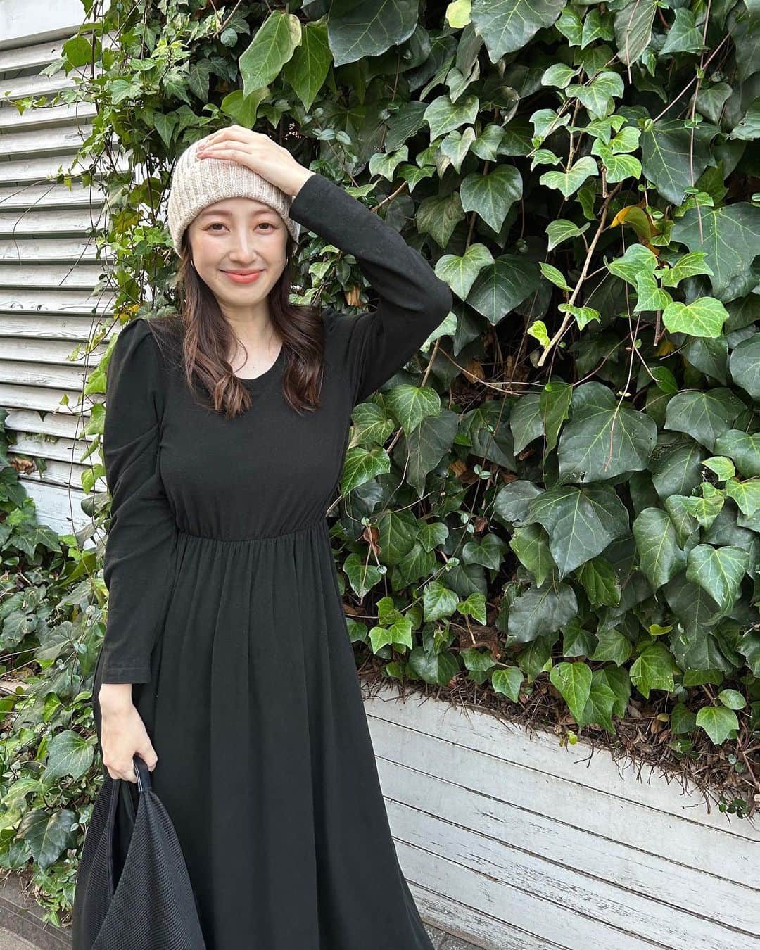 團遥香のインスタグラム：「今日はMinaliコーデで生地探し☺️ 私も毎日着て寝てるワンピースの ブラックカラーバージョンっ 外でもお家でも着れちゃうし、 気持ち良すぎる肌触りでおすすめ🥹❤️ ニット帽も @minali_official  だよん。  BLACK FRIDAY SALE全商品20%OFFは明日まで☺️ お早めにっ」