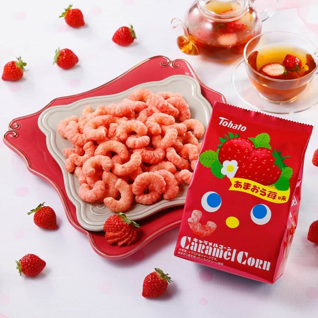 東ハト　キャンペーンのインスタグラム：「. 🍓まろやか苺のあじわい🍓  キャラメルコーンよりあまおう苺味が登場しました✨  さわやかで甘酸っぱい苺の味わいに、 練乳を加えたまろやかな甘さです☺️❤️  毎年ご好評いただいている キャラメルコーンの苺シリーズ🍓✨  店頭で見つけたらぜひお試しください💓！  ＼　11月6日　全国発売　期間限定　／  #東ハト #tohato #トーハト #キャラメルコーン #キャラメルコーンあまおう苺味 #いちご #あまおう #お菓子 #食欲の秋 #期間限定 #スナック #いちごスイーツ #コーヒーブレイク #ティータイム」