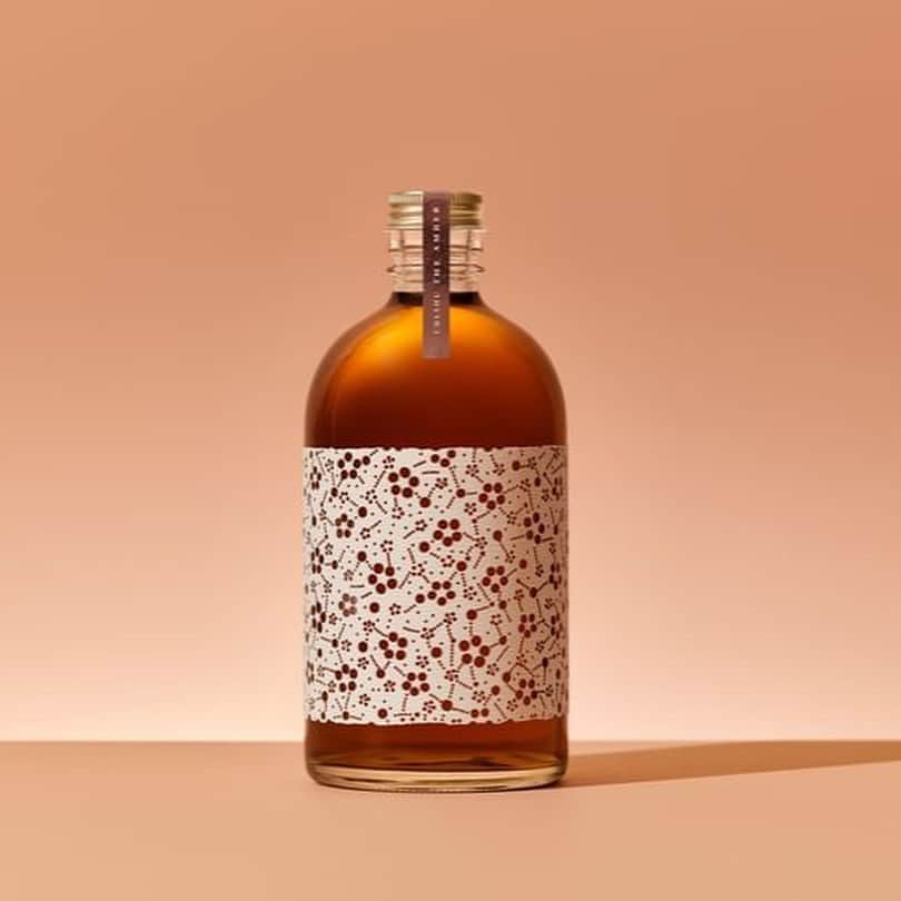 KURAND@日本酒飲み放題さんのインスタグラム写真 - (KURAND@日本酒飲み放題Instagram)「🥃紀州梅酒にヴィンテージという価値を。  UMESHU THE AMBER by yuzuru yamamoto  10年以上もの熟成期間を経て完成した、 琥珀色の輝きを放つ高貴なヴィンテージ梅酒。  紀州文化の一つである型紙の梅文様を取り入れた洗練されたデザインは工芸品眺めているかのよう✨  ゆずる農園で栽培された減農薬の南高梅を漬け込み、10年以上もの月日をかけて、ゆっくりと低温で熟成させた本格梅酒です。  濃醇でまるでウイスキーのような芳醇な味わいがその魅力です。  UMESHU THE AMBER 2007 / 2009 / 2011 by yuzuru yamamoto  💡クランドでは新しいお酒との出会いをお届けします お酒やキャンペーンはプロフィールから @kurand_info  ヴィンテージ梅酒に興味ある？」11月24日 19時00分 - kurand_info