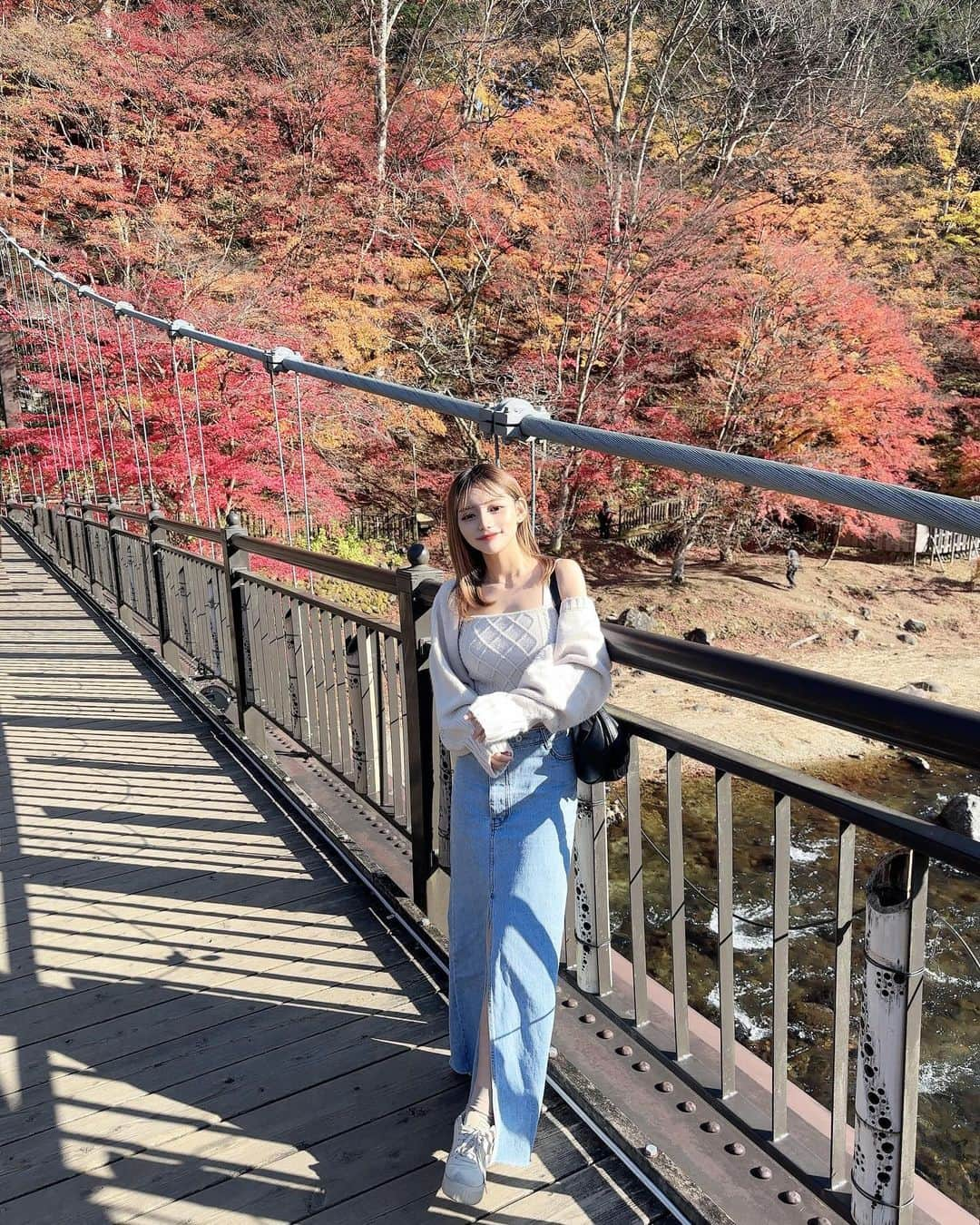 YUINAのインスタグラム：「➰🍂🍁  #紅葉 #栃木紅葉 #紅の吊橋」