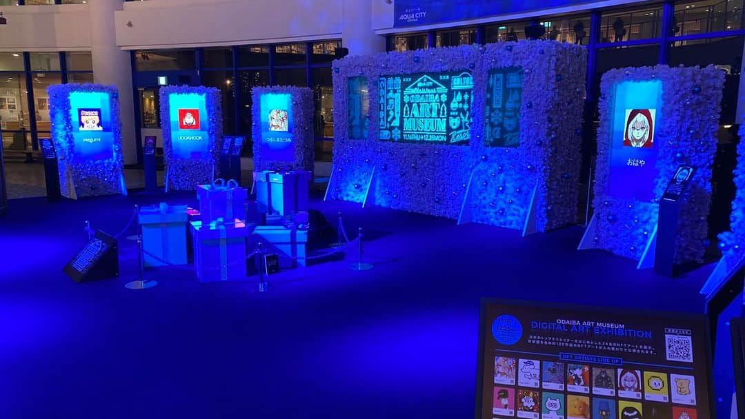 アクアシティお台場/AQUA CiTY ODAIBAさんのインスタグラム写真 - (アクアシティお台場/AQUA CiTY ODAIBAInstagram)「. 【もうすぐクリスマス🎄🎅】  3階アクアアリーナでは、2023年11月16日(木)から12月25日(月)まで、デジタルアートが融合したクリスマスイベント「ODAIBA ART MUSEUM」を開催中🎄✨  サンタクロースと動画撮影ができる撮影ブースや音楽ライブなど、楽しいイベントが盛りだくさん！ カップルやファミリー、友達と、お台場ならではのクリスマスを楽しんでくださいね💫  場所：3F アクアアリーナ  #お台場クリスマス #クリスマス #Xmas #christmas #CHRISTMAS #christmastree #クリスマスイルミネーション #クリスマスアイテム #クリスマスグッズ #クリスマスツリー #クリスマスインテリア #クリスマスオーナメント #クリスマス雑貨 #クリスマス準備 #odaiba #odaibatrip #odaibatravel #japantrip #tokyotrip #tokyotravel #japantravel #visittokyo #일본여행 #도쿄여행 #アクアシティ #アクアシティお台場 #お台場 #東京 #tokyo」11月24日 17時10分 - aquacity_odaiba_official