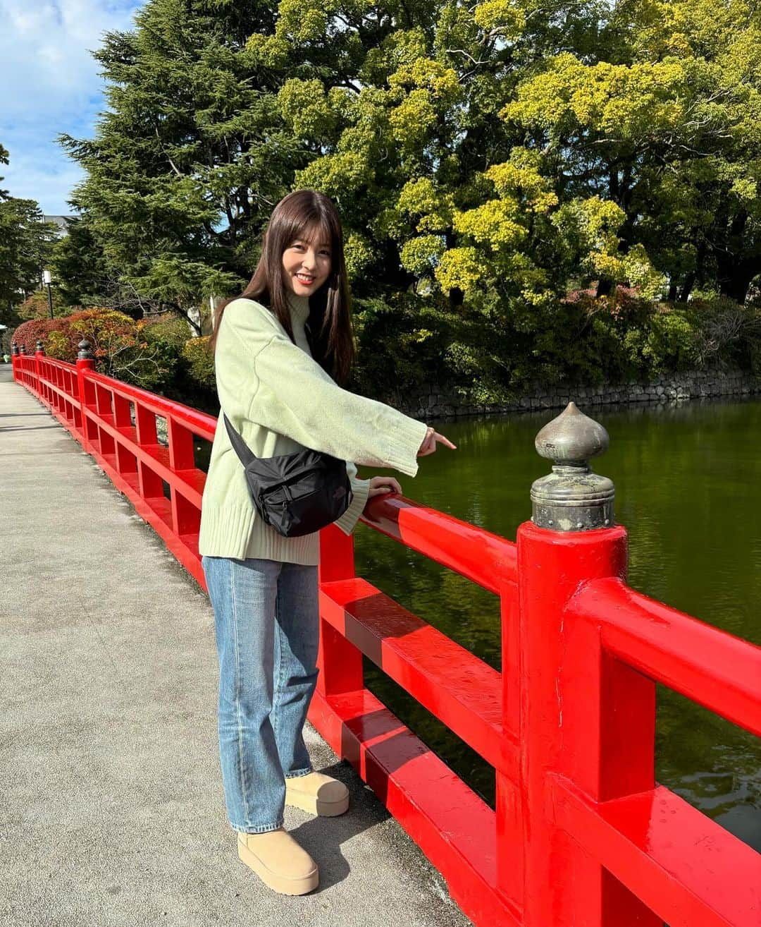 佐藤梨那のインスタグラム：「🦆  ぽかぽか陽気。  鯉と鴨がたくさんいるー！ と写真のわたしは言っています🦆  #お堀  #まぶしい」