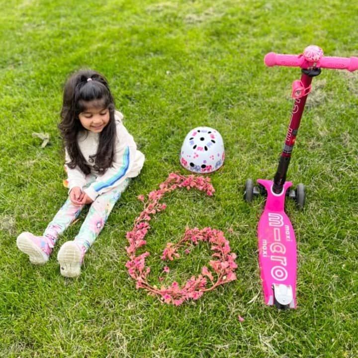 microscooters_japanのインスタグラム：「マキシ マイクロ 折りたたみ デラックス LED ショッキングピンク  6歳の誕生日おめでとう！  ＃6歳の子供＃誕生日プレゼントおすすめアイテム＃マイクロマキシデラックスLED＃shockingPink＃折りたたみ＃子供クリスマスプレゼントキックボード＃キックスクーター＃三輪車＃キックボード子供＃キッズキックボクシング#キックボードキックスクーター」