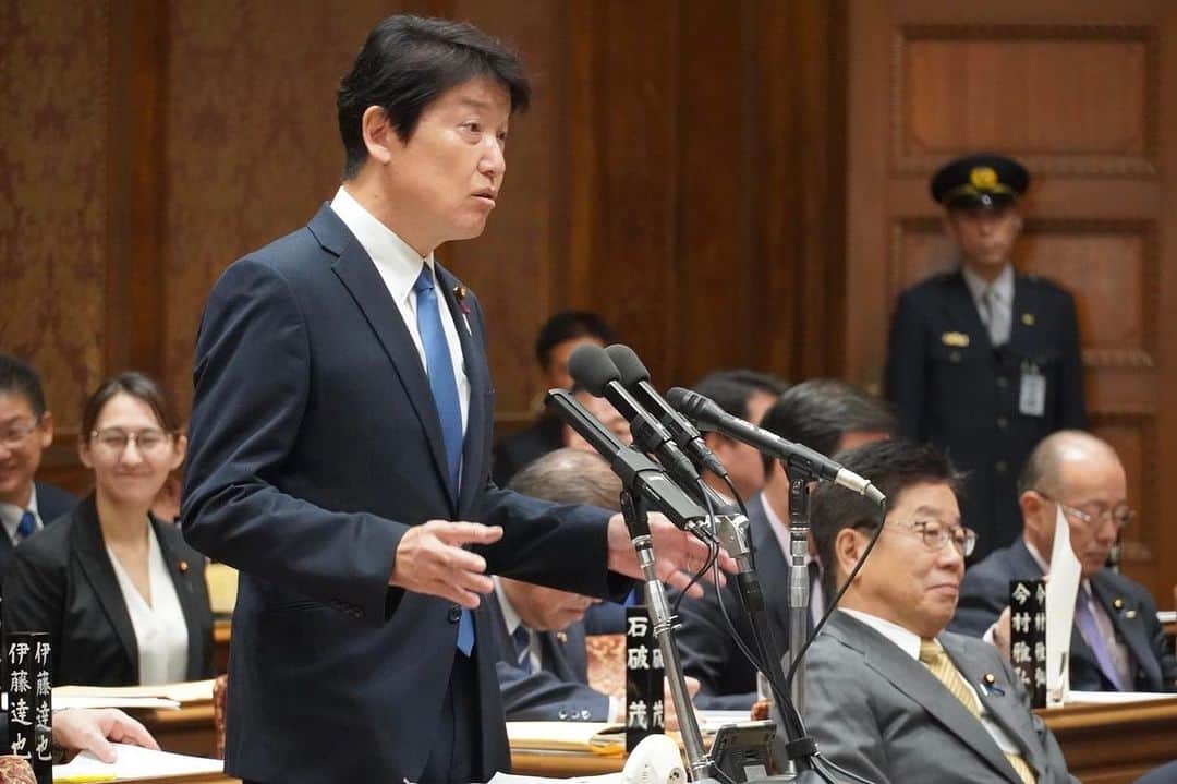 足立康史のインスタグラム：「衆院予算委・締めくくり質疑で質問に立ちました。デフレ脱却のために補正予算には賛成となりましたが、その上で必要な経済成長のための構造改革について重要な答弁を得ることが出来ました。  立憲民主党の「下品なレッテル貼り」を一笑に付す  トリガー条項「やらないなら紙面取るな」 社会保障の税の一体改革 衆院予算委2023.11.24... https://youtu.be/1TexuVANSo0?si=iqtAy74RQoGRkN1J @YouTubeより」
