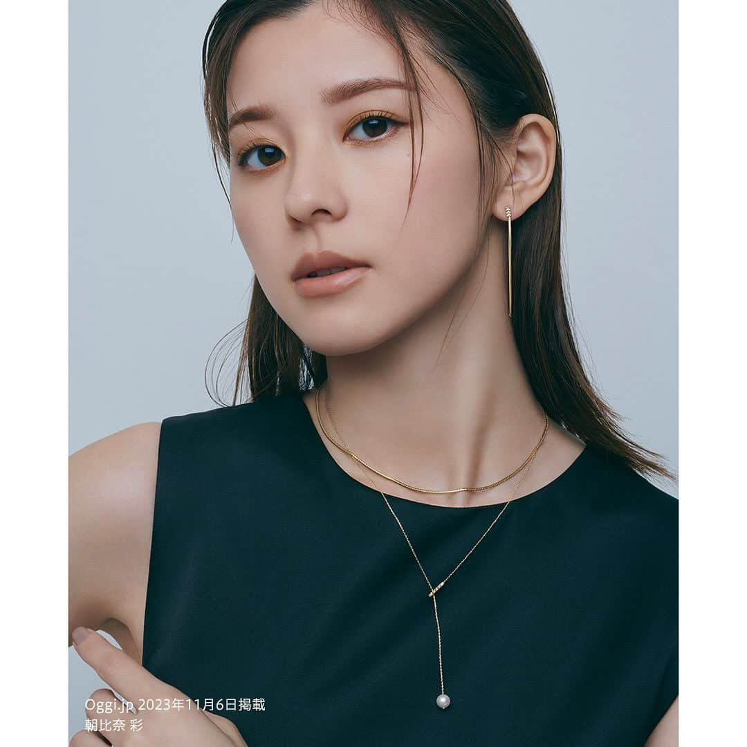 starjewelry_pressさんのインスタグラム写真 - (starjewelry_pressInstagram)「【Oggi × STAR JEWELRY】 スタージュエリーが運んでくる「ドラマティック」と「洗練」と  「Oggi.jp」にて、スタージュエリーのWINTER/HOLIDAY COLLECTIONを紹介したスペシャルページが公開中！ モデルの朝比奈 彩さんがホリディシーズンを彩る最旬ジュエリーを着用。 11/23発売の数量限定商品「HOLIDAY LIMITED」のスタイリングにも注目です💍  ＝＝＝＝＝  《DIAMOND＆PEARL LARIAT NECKLACE》 これからのホリデイシーズン、ネックレスで真っ先にチェックしたいのは、トレンドのラリエット。 Y字スタイルは、デコルテを美しく魅せるだけでなく、胸元の表現の幅を想像以上に広げてくれます。 滑らかにすべるチェインは、好みの長さで自在に留められるから そのアレンジはまさに無限大！ 自分らしさも追求したい大人こそ、ラリエットネックレスという選択を。  #oggi #朝比奈彩 #starjewelry #スタージュエリー #holidaylimited #ダイヤモンドネックレス #necklace #ネックレス #ラリエットネックレス #クリスマスギフト #ご褒美ジュエリー #jewelry」11月24日 17時23分 - starjewelry_press