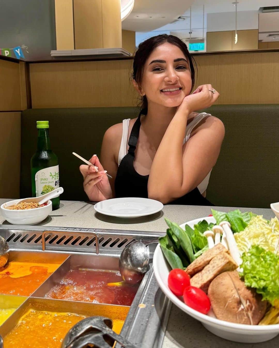 Aashna Shroffさんのインスタグラム写真 - (Aashna ShroffInstagram)「My kinda ideal weekend;  watching my favourite human perform our song live for the first time, some insane food, an amusement park day that turned into an afternoon of shopping, and the perfect end with hot pot and soju 🥰🥰」11月24日 17時23分 - aashnashroff
