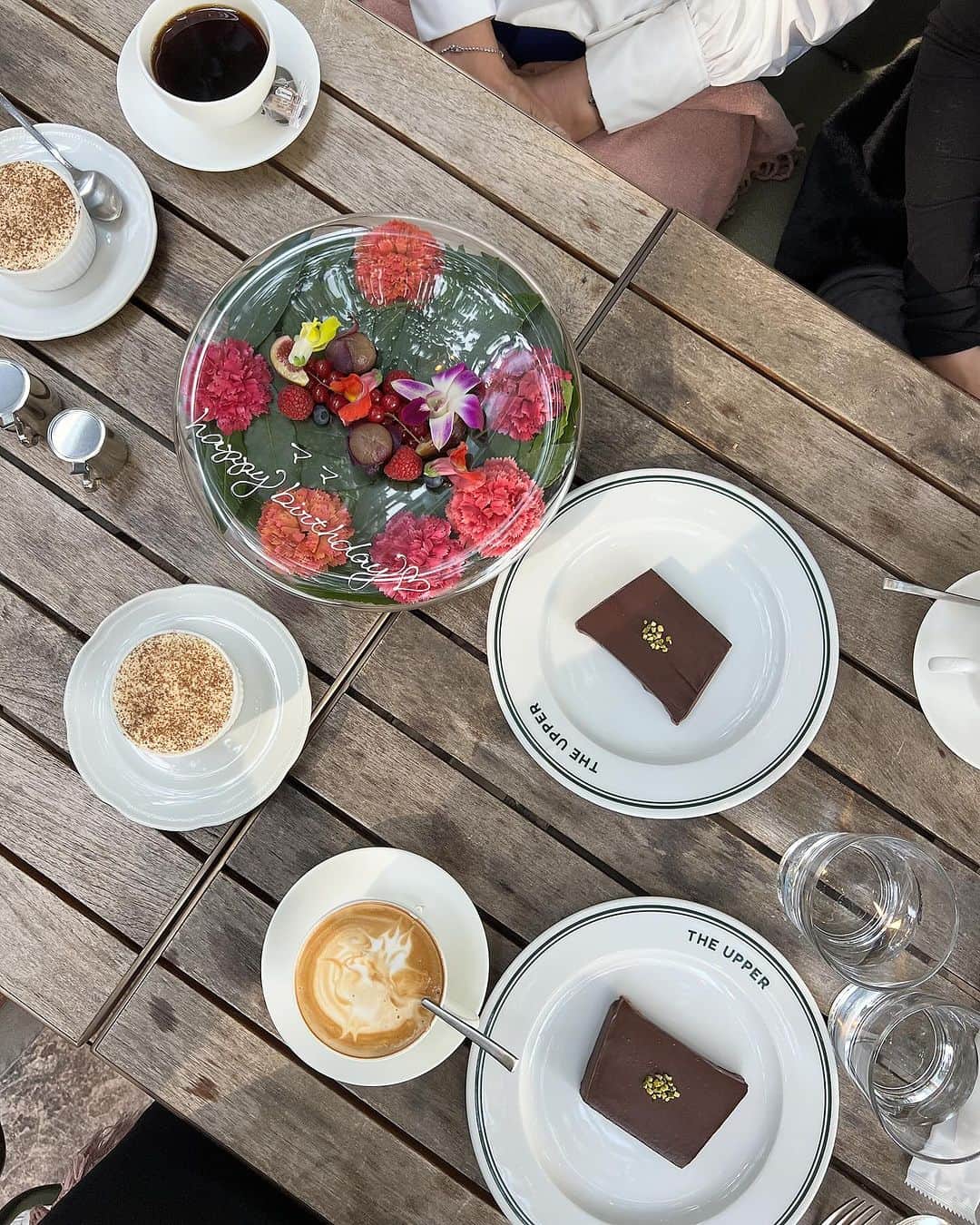 樋浦舞花さんのインスタグラム写真 - (樋浦舞花Instagram)「・  @theuppertokyo 🍽️🥂  前に @tokiko_kitagawa_ に お誕生日のお祝いで連れてってもらって バースデープレートが可愛くてすごくときめいたから ママを連れてきたかったんだー🥰  lunchもdinnerもおすすめ😉🫶🏻  #バースデープレート #バースデーランチ #大手町ランチ #大手町グルメ」11月24日 17時17分 - hiura_maika