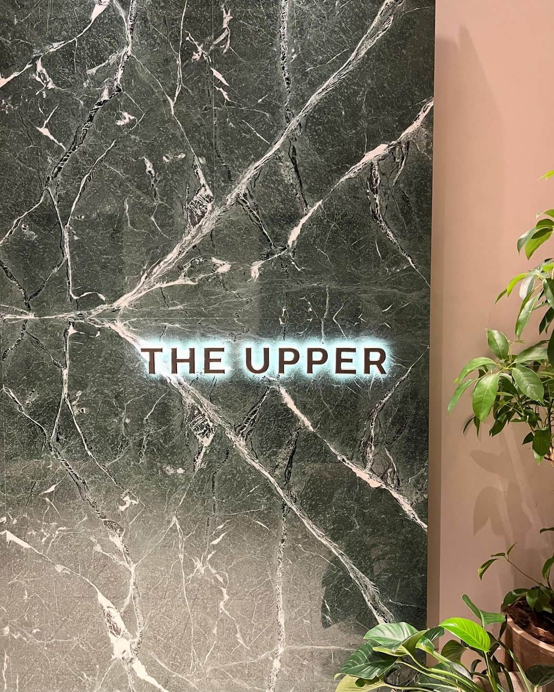 樋浦舞花さんのインスタグラム写真 - (樋浦舞花Instagram)「・  @theuppertokyo 🍽️🥂  前に @tokiko_kitagawa_ に お誕生日のお祝いで連れてってもらって バースデープレートが可愛くてすごくときめいたから ママを連れてきたかったんだー🥰  lunchもdinnerもおすすめ😉🫶🏻  #バースデープレート #バースデーランチ #大手町ランチ #大手町グルメ」11月24日 17時17分 - hiura_maika