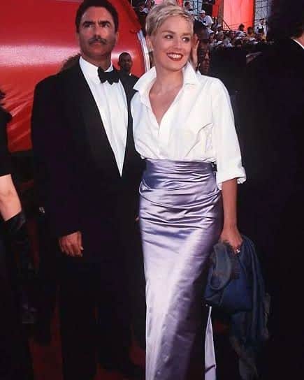 Yoshiko Kris-Webb クリス-ウェブ佳子のインスタグラム：「第70回アカデミー賞受賞式(1998年)のレッドカーペットを歩くシャロン・ストーン様。VERA WANGのサテンスカートに合わせたのはGAPの白シャツ。私にとって初めて目にしたリアルなHigh & Lowファッションでした。持っているデニムジャケットもGAPだったんだろうか。  今日の打ち合わせで久しぶりに思い出したファッションネタでした。  まるで博子さん。 @hiroko0131tahara」
