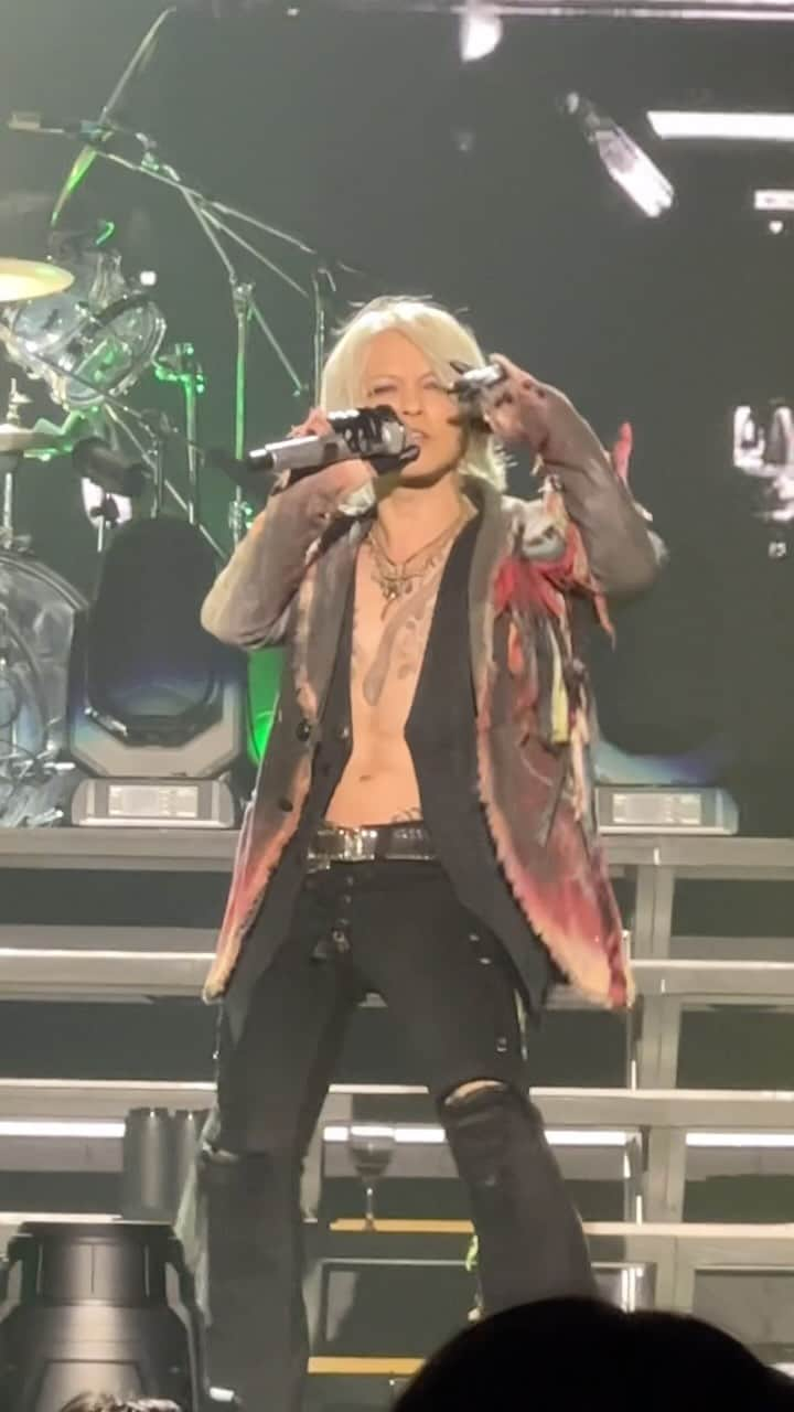 TONEAYUのインスタグラム：「ラスロクのHONEY上げる芸人🙋‍♀️←  今回は、前から6列目のHONEY💛  THE LAST ROCKSTARS The 2nd Tour 2023 “PSYCHO LOVE” 2023.11.23  #THELASTROCKSTARS #PSYCHOLOVE #TLRS #YOSHIKI #HYDE #MIYAVI #SUGIZO #HONEY #ラルクアンシエル #有明アリーナ #ラスロク」