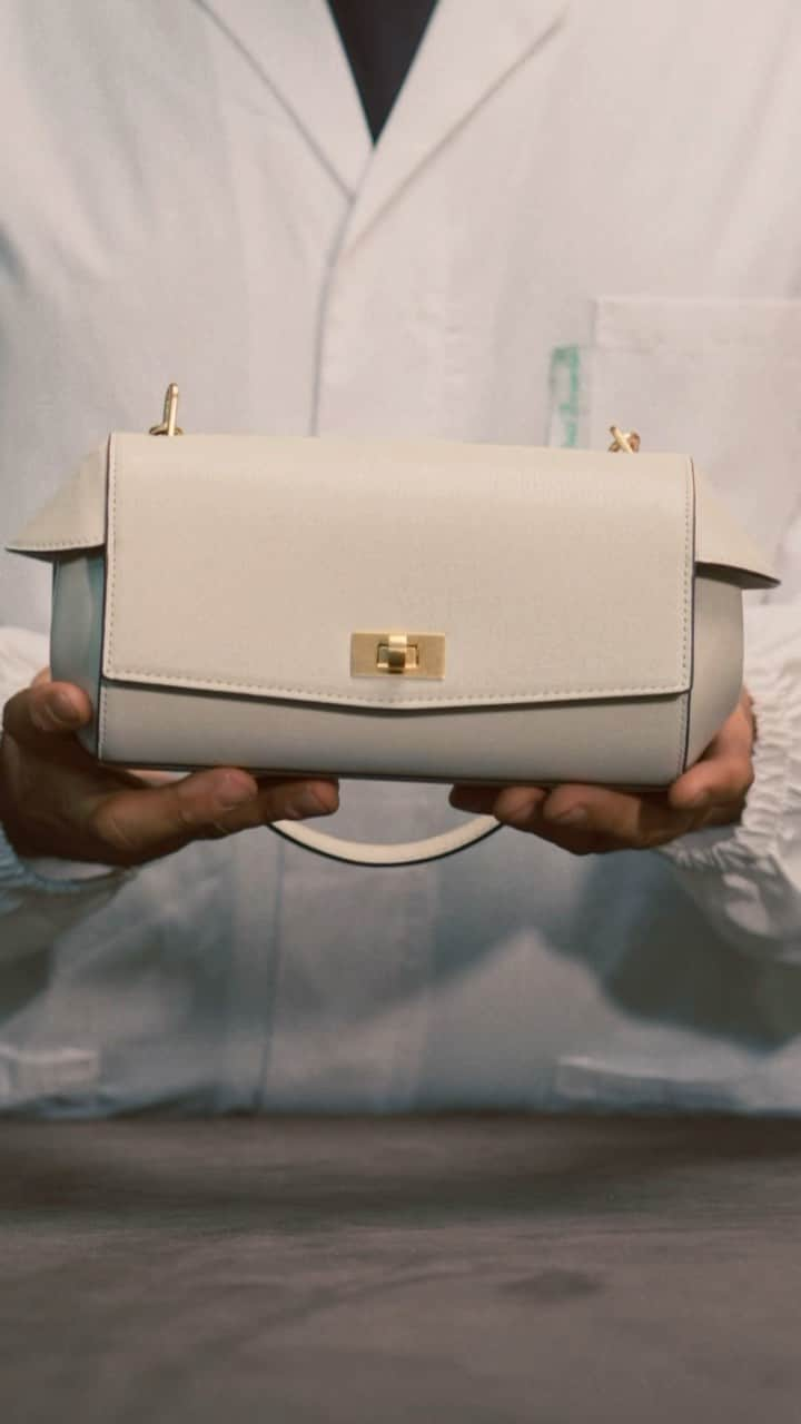 アニヤハインドマーチのインスタグラム：「The Tube Bag is crafted from smooth capra leather by hand in our factory in Florence. #AnyaHindmarch」