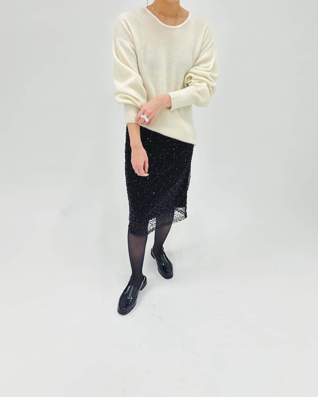 エディットフォールルさんのインスタグラム写真 - (エディットフォールルInstagram)「. EDIT.FOR LULU new skirt 11.25 11:00 new in  spangle skirt size:34,36 (着用 156cm/34size) col:white,black  冬のウールの質感に差しとなるアイテム。 ニットやコートから、このキラキラが見えるだけで簡単におしゃれ見えします。 ホワイトとブラックの2色展開。  ホワイトは透明で大きなスパンコールが他にはない存在感！華やかさはありながら、どんなカラーとも馴染む着回し力もあります。 ブラックは柄に隙間があり抜け感があります。さりげなく取り入れられます。 ニットにも、カットソーにも合うのでオールシーズン使えるアイテム。」11月24日 22時55分 - editforlulu_official