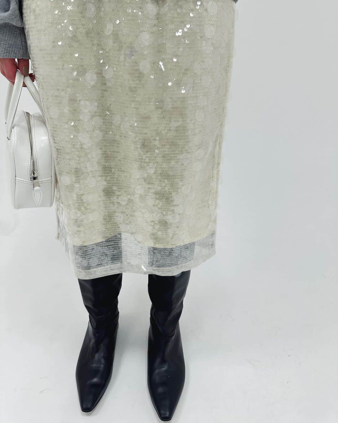 エディットフォールルさんのインスタグラム写真 - (エディットフォールルInstagram)「. EDIT.FOR LULU new skirt 11.25 11:00 new in  spangle skirt size:34,36 (着用 156cm/34size) col:white,black  冬のウールの質感に差しとなるアイテム。 ニットやコートから、このキラキラが見えるだけで簡単におしゃれ見えします。 ホワイトとブラックの2色展開。  ホワイトは透明で大きなスパンコールが他にはない存在感！華やかさはありながら、どんなカラーとも馴染む着回し力もあります。 ブラックは柄に隙間があり抜け感があります。さりげなく取り入れられます。 ニットにも、カットソーにも合うのでオールシーズン使えるアイテム。」11月24日 22時55分 - editforlulu_official