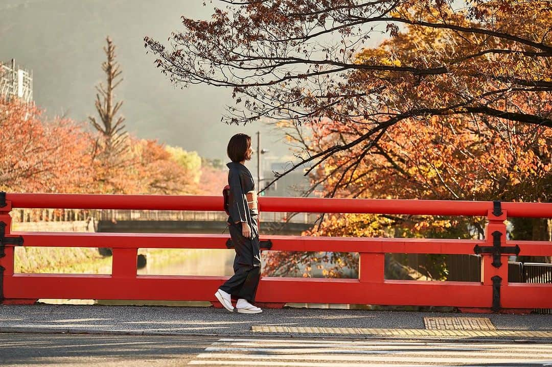 THE WESTIN KYOTO ウェスティン都ホテル京都のインスタグラム：「平安神宮周辺の桜も赤く染まり、美しい秋の景色をお愉しみいただけます。  The cherry blossoms around Heian Shrine also turn red, creating a beautiful autumn scene.   #紅葉　#秋の京都　#平安神宮　#京都 #そうだ京都いこう #京都観光　#京都旅行 #ウェスティン都ホテル京都 #westinmiyakokyoto #kyotojapan #explorekyoto #travelkyoto」