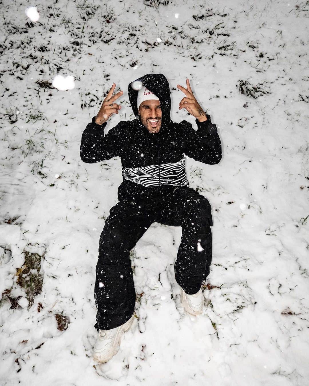 イタロ・フェレイラのインスタグラム：「Nevou ❄️  Amigo todo romântico, e o idiota atrapalhando kkk」