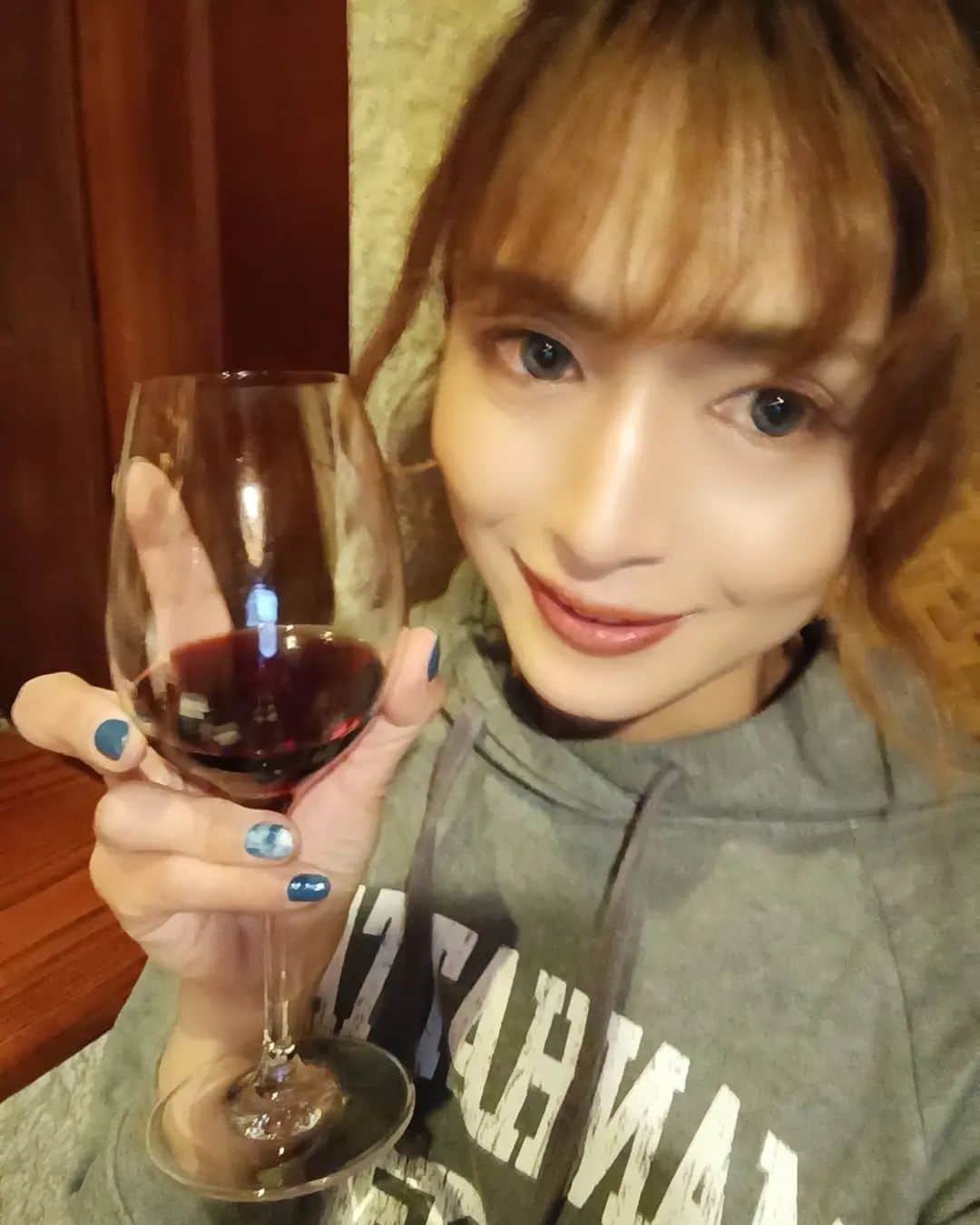 紗咲愛美のインスタグラム：「今日の夕ごはんは赤身ステーキと赤ワイン🐂❤️🍷サメにゃんにもお店のお姉さんがサービスでお刺身いただきました🦈❤️よかったね😺💞」