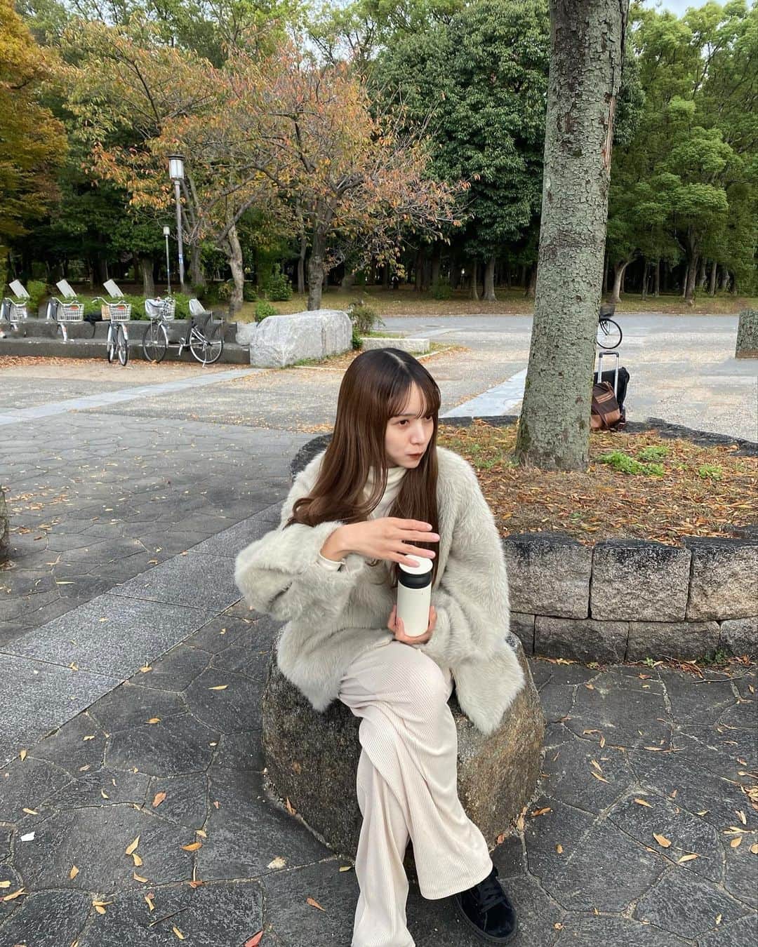 小田川エリカのインスタグラム：「・  いつかの私服🦢 髪の毛伸びたな〜嬉しい✌️  #code #私服 #ママコーデ #ママファッション #冬服 #冬コーデ」