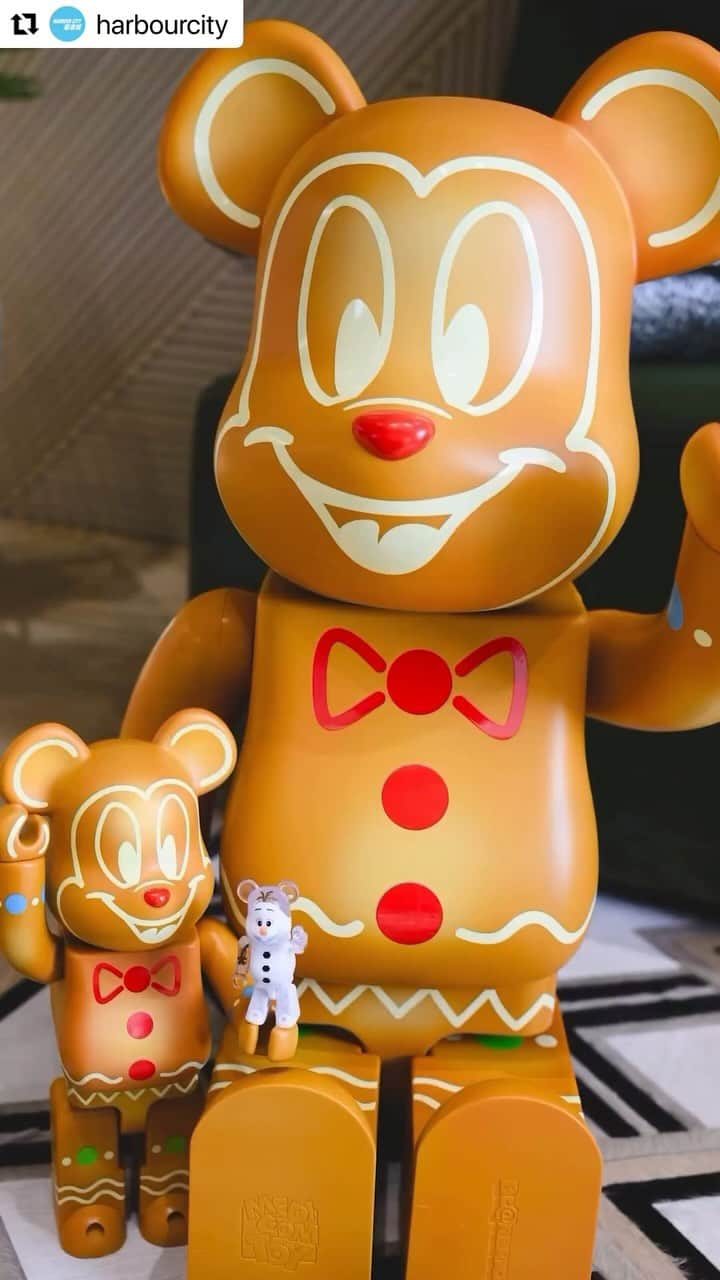 MEDICOM TOYのインスタグラム：「#Repost @harbourcity with @use.repost ・・・ Let’s unbox the highly anticipated BE@RBRICK Gingerbread Mickey Mouse and BE@RBRICK Olaf! It’s time to unleash the holiday magic!  Mark your calendars for November 24 at 11 AM because these extraordinary figurines in 100%, 400%, and 1000% sizes will be up for grabs only online. Visit official Harbour City website to learn more!  You can also visit our pop-up store at Gallery by the Harbour, where you can find not only the 100% Gingerbread Mickey Mouse and Olaf, but also a treasure trove of exclusive merchandise.  ⭐️100% Gingerbread Mickey Mouse and Olaf: HK$180 each ⭐️400% Gingerbread Mickey Mouse: HK$1,880 ⭐️1000% Gingerbread Mickey Mouse: HK$8,800」