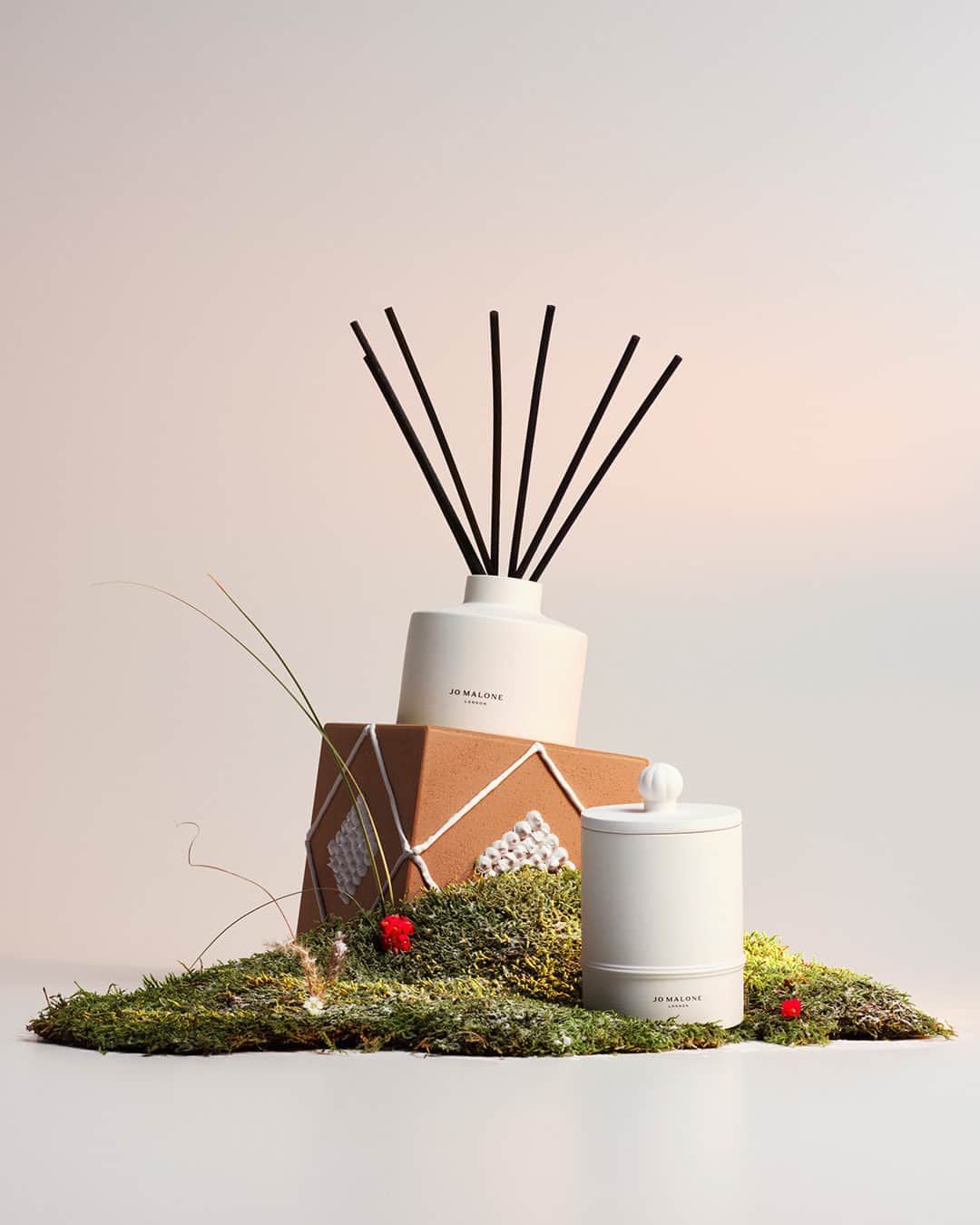 Jo Malone Londonのインスタグラム：「Atmospheric scents in elegant ceramic and porcelain designs. Choose a stylish and luxurious gift from the Townhouse Collection. #SeasonOfScent」