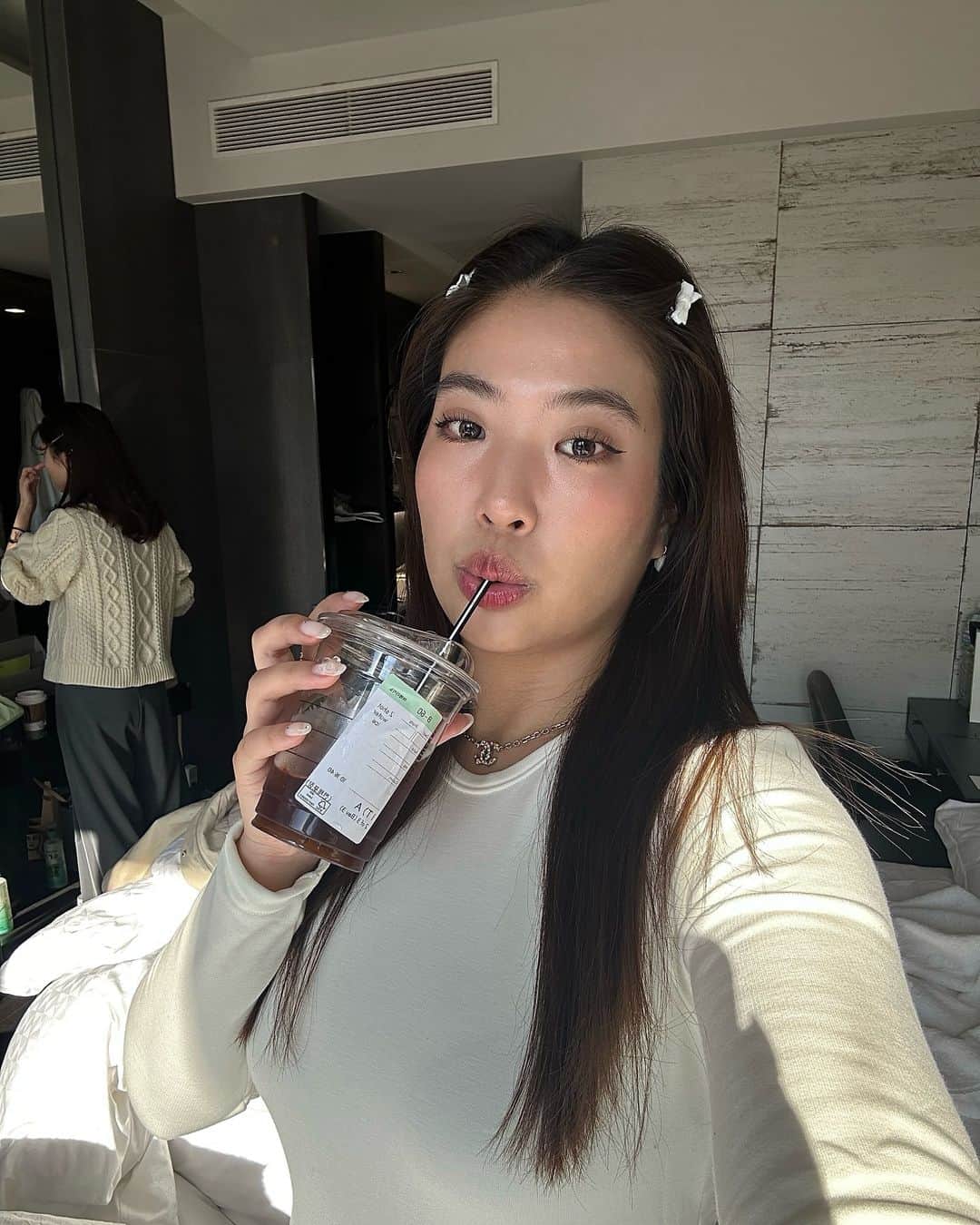 齊藤澪菜のインスタグラム：「韓国バカ寒いので、ヒートテックのタイツ無いともう無理です。この白のトップスはユニクロの超極暖です。マフラーも手袋も無いと普通にしんどいです。耳取れそうというか、もはや首から取れそうです🥶🥶🥶参考になれば。」