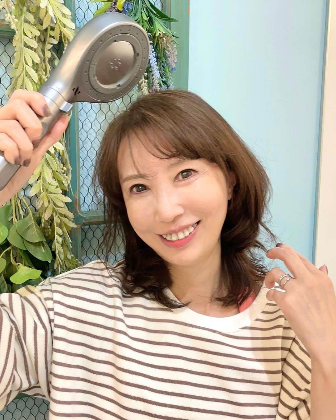 奈々さんのインスタグラム写真 - (奈々Instagram)「シャワーヘッド🚿  ミストシャワーのヘッドに交換したよ😊  簡単に交換できる👍  @noend_beauty  "Noend オーガニックファインバブル" 楽天市場で1番売れてるシャワーヘッド💖  ミストにすると 温度が下がった感覚になることが あるんだけど これはならないの😊  ⭐️最大76億3200万個の極小バブルが、 毛穴の奥の汚れを浮かせて洗浄 ⭐️活性炭での塩素除去率99% ⭐️節水率 大57％  貯めたお湯にシャワーヘッドつけて 炭酸温泉やジェットバスのように マイクロバブルにするのもおすすめ😊  @noend_beauty  #PR #ミストシャワーヘッド #シャワーヘッド #シャワーヘッド交換 #バブルシャワー #お風呂タイム #お風呂美容 #優しいミスト #ミセスモデル #美容モデル #アラフィフモデル #お風呂グッズ」11月24日 17時32分 - nanafujn