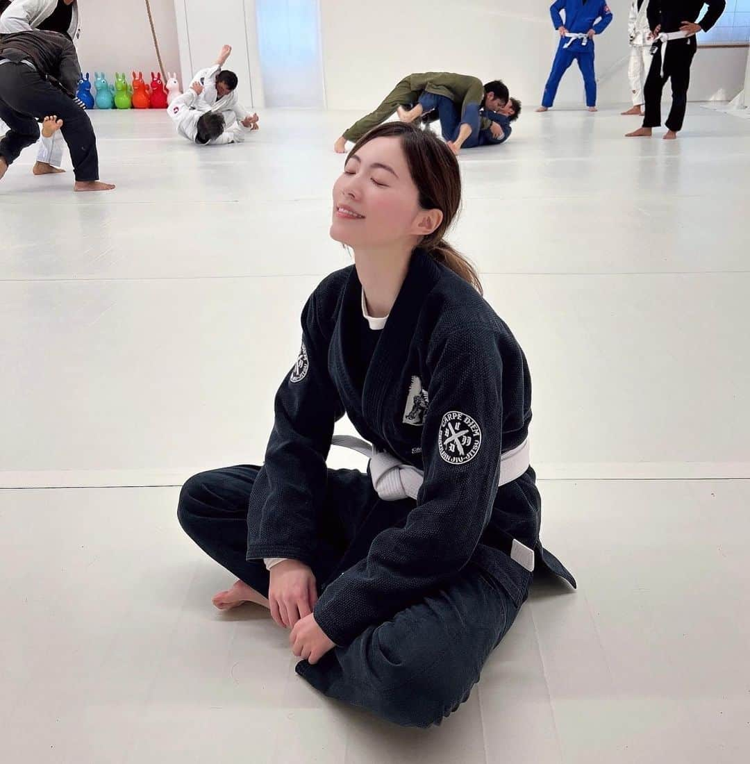 松井珠理奈のインスタグラム：「柔術で充実🥋🖤  やっと練習行けました〜👊🏻🔥 中井先生ありがとうございました🙇‍♀️  #blackfriday  #柔術  #ブラジリアン柔術  #bjj  #mma  #スポーツ女子  #sports  #格闘技  #道着」