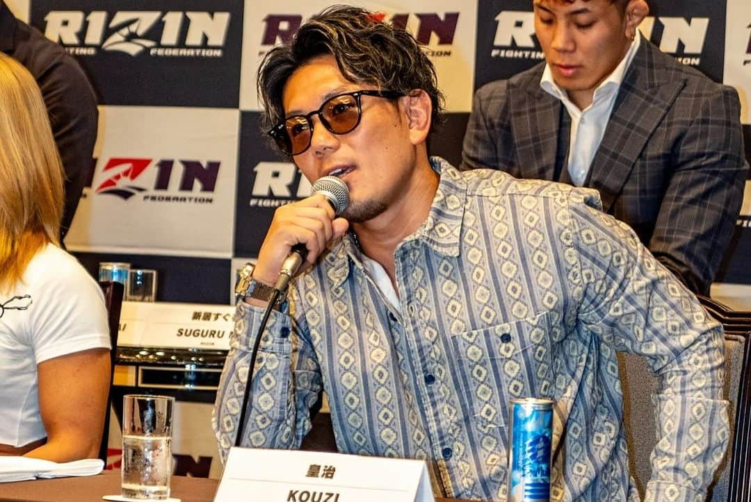 皇治さんのインスタグラム写真 - (皇治Instagram)「格闘技の会見は相手の悪口言うたり乱闘なんか絶対あかん。  MMAスマートに一つ一つ。  大晦日はりきるわ。  皆んな、応援よろしく。  ファンの為に戦う。  RIZIN45 大晦日  2023年12月31日（日） 12:00開場（予定）/ 14:00開始（予定）  ※開場・開始時間は予定です。  会場　 さいたまスーパーアリーナ・メインアリーナ  チケット詳細🎫  ⚫︎VVIP席	330,000円　  ⚫︎VIP席	110,000円	　  ⚫︎SRS席	55,000円　　  ⚫︎S席	　　33,000円	　  ⚫︎A席	　　16,500円　　  ※全席指定・消費税込 ※1歳よりチケットが必要です。  ①郵便番号 ②電話番号 ③住所 ④お名前 ⑤ご希望の座席　 ⑥枚数 ⑦お振込みされる方のご入金名  以上の①～⑦をご記入して頂き、 team.one1.info@gmail.com コチラまでご注文をお願い致します。   #RIZIN #皇治軍団」11月24日 17時24分 - 1_kouzi