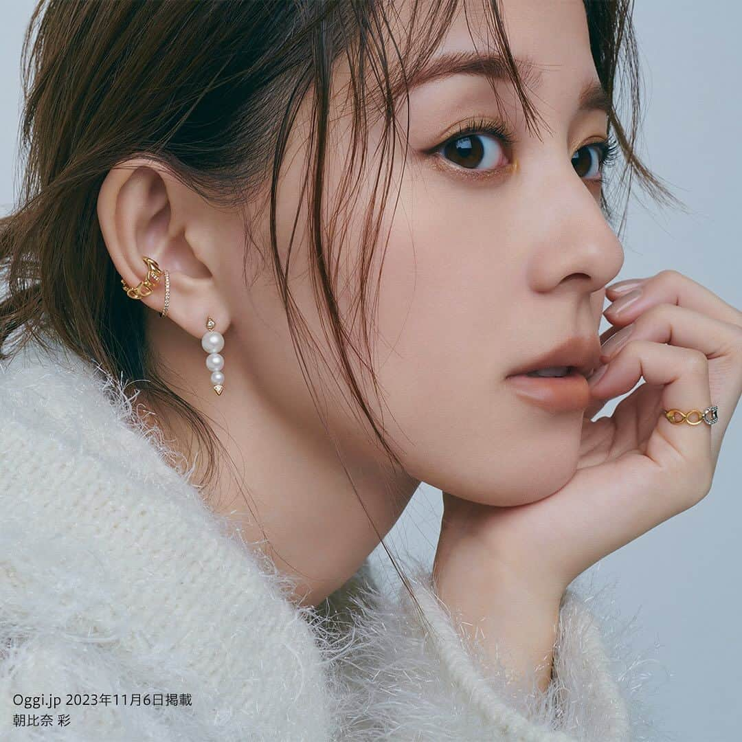 starjewelry_pressのインスタグラム：「【Oggi × STAR JEWELRY】 スタージュエリーが運んでくる「ドラマティック」と「洗練」と  「Oggi.jp」にて、スタージュエリーのWINTER/HOLIDAY COLLECTIONを紹介したスペシャルページが公開中！ モデルの朝比奈 彩さんがホリディシーズンを彩る最旬ジュエリーを着用。 11/23発売の数量限定商品「HOLIDAY LIMITED」のスタイリングにも注目です💍  ＝＝＝＝＝  《PEARL SEQUENCE》 ひんやりと冷たい空気に、ふんわりとしたニット。 そんな冬の装いに、やわらかい輝きを加えるパールジュエリー。 ステディなベーシックアイテムこそ、シーズンごとのアップデートが大切。 今季のテーマ“SEQUENCE”からインスパイアされたグラデーションを描きながら縦に連なるデザインがポイント。 パールの中にチェインを通すことで叶えた“揺れるギミック”で、鮮度あるスタイリングに。  #oggi #朝比奈彩 #starjewelry #スタージュエリー #holidaylimited #ダイヤモンド #パール #pearl #pierce #ピアス #クリスマスギフト #ご褒美ジュエリー #jewelry」