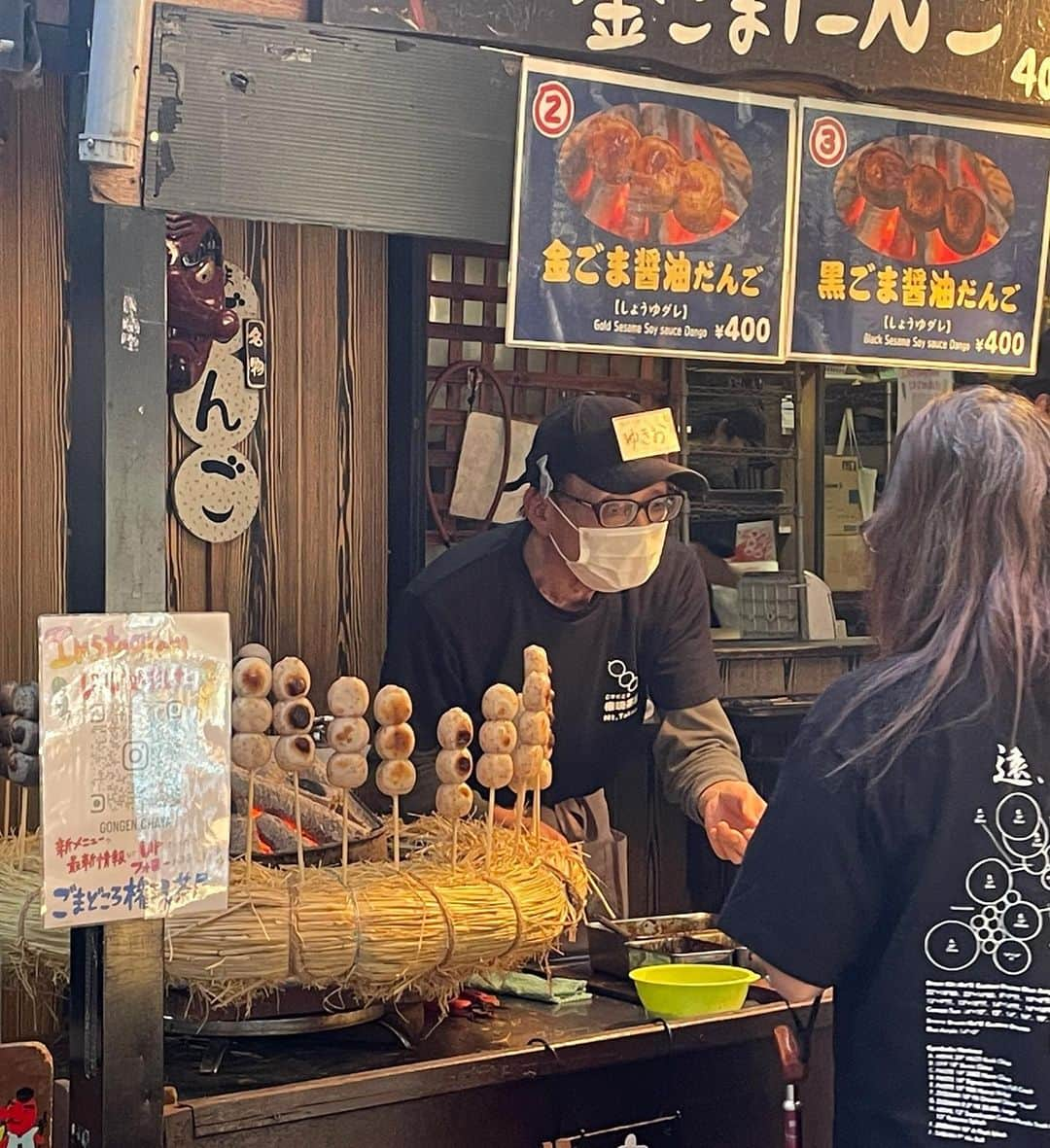 岡安弥生さんのインスタグラム写真 - (岡安弥生Instagram)「山登りでカロリー消費したのに、だんご食べてしまった😆#紅葉#リポート#山歩き#深呼吸#だんご#金ごまだんご#美味しい#山頂激混み#綺麗#絶景#羽鳥慎一モーニングショー#高尾山#高尾山なめるな#明日は筋肉痛確定」11月24日 17時26分 - yayoin3