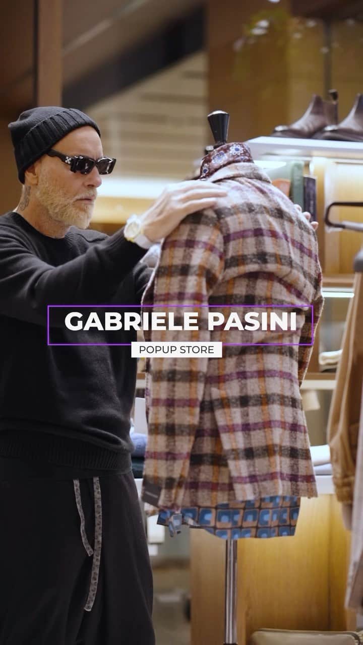 ストラスブルゴのインスタグラム：「11月25日（土）ストラスブルゴ東京ミッドタウン店にてGABRIELE PASINI POP-UP SHOP & PERSONAL STYLING ポップアップ ショップ & パーソナルスタイリングを開催いたします。  伝統的なサルトリアーレの技術と現代的なファッション感覚をミックスした独自の世界観で人気を博すGABRIELE PASINI（ガブリエレ パジーニ）。同ブランドを手掛けるガブリエレ・パジーニ氏は、デザイナーという枠にとどまることなくメディアからも注目を集めるファッショニスタとして知られ、そのスタイルに敬意を表し「モデナの怪人」の異名を取ります。 今回、そんなガブリエレ・パジーニ氏がおよそ4年ぶりに待望の来日を果たします。当日は通常の買い付けにはない豊富なアイテムが店頭に揃うほか、パジーニ氏から直接スタイリングのアドバイスも受けられるなどまさに特別な1日です。さらに、当日ガブリエレ パジーニのアイテムをお買い上げいただいたお客さまにはブランドにちなんだスペシャルなギフトをプレゼントいたします。この機会にぜひその世界観をお楽しみください。  ※プレゼントは数量限定につきなくなり次第終了となります。 ※パーソナルスタイリングをご希望のお客さまへは、スムーズなご案内のため事前のアポイントをお勧めしております。詳しくは店舗までお問い合わせください。  DATE｜日程 11月 25日 (土) 東京ミッドタウン店　 ☎03-3403-0777」