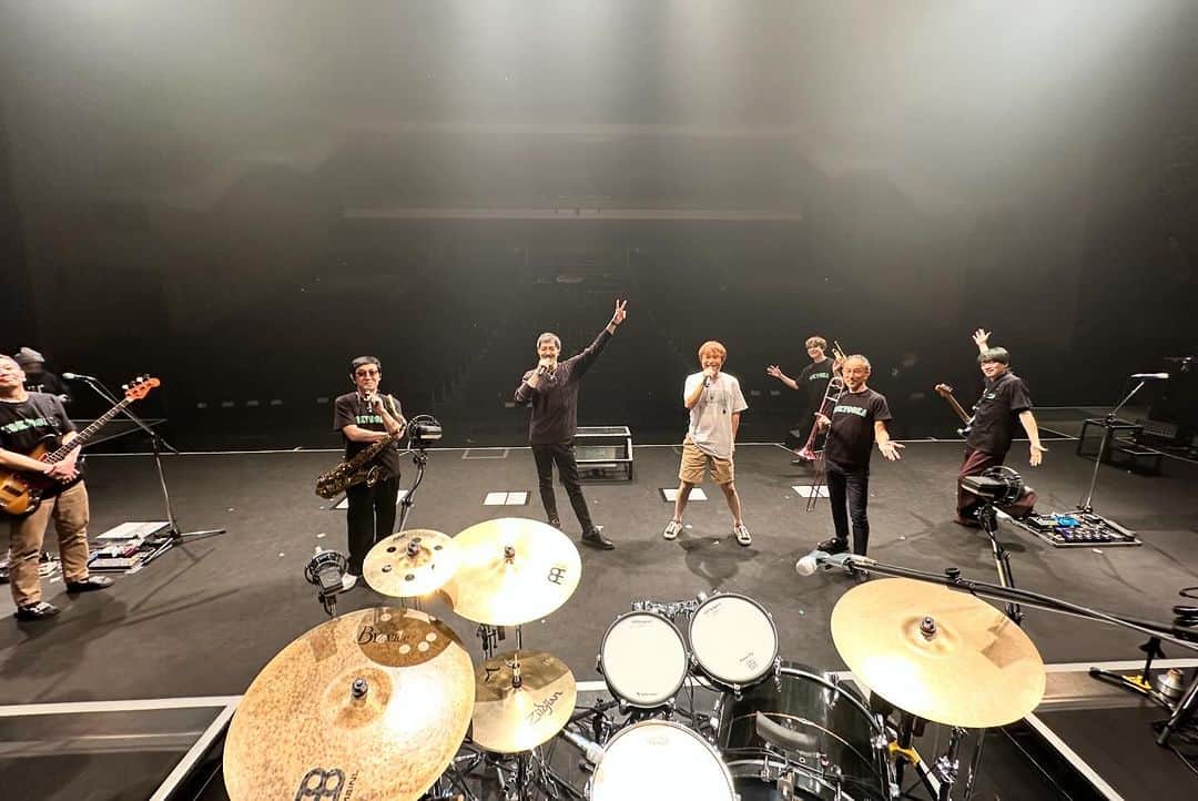 落合健太郎さんのインスタグラム写真 - (落合健太郎Instagram)「11.23.2023 東京スカパラダイスオーケストラ  TOUR 「JUNK or GEM ～Autumn&Winter」 ガラクタかオタカラか？ スカしてるならそれがタカラだ。  6月のある日、 番組プロデューサーから 動画が送られて来た。 スカパラのドラム、 茂木欣一さんと ギターの 加藤隆志さんが スカパラのドラム、 オチケンさんお願いします という内容。  当然僕は冗談だと思い 😳 という絵文字で返信。  それからそんな話は 出てこぬまま9月。  「メンバーが本当にオチケンさんに ドラムやって欲しいと言ってます」  え？いつですか？  「11月です」  あー、来年の！  「いえ、2ヶ月後」  え？  そこから僕のドラム特訓は 始まった。  詳しくは僕のnote.を。  https://note.com/radiochiken/n/ne02ef9b37fcb  #東京スカパラダイスオーケストラ  #ドラム」11月24日 17時27分 - dj_ochiken1117