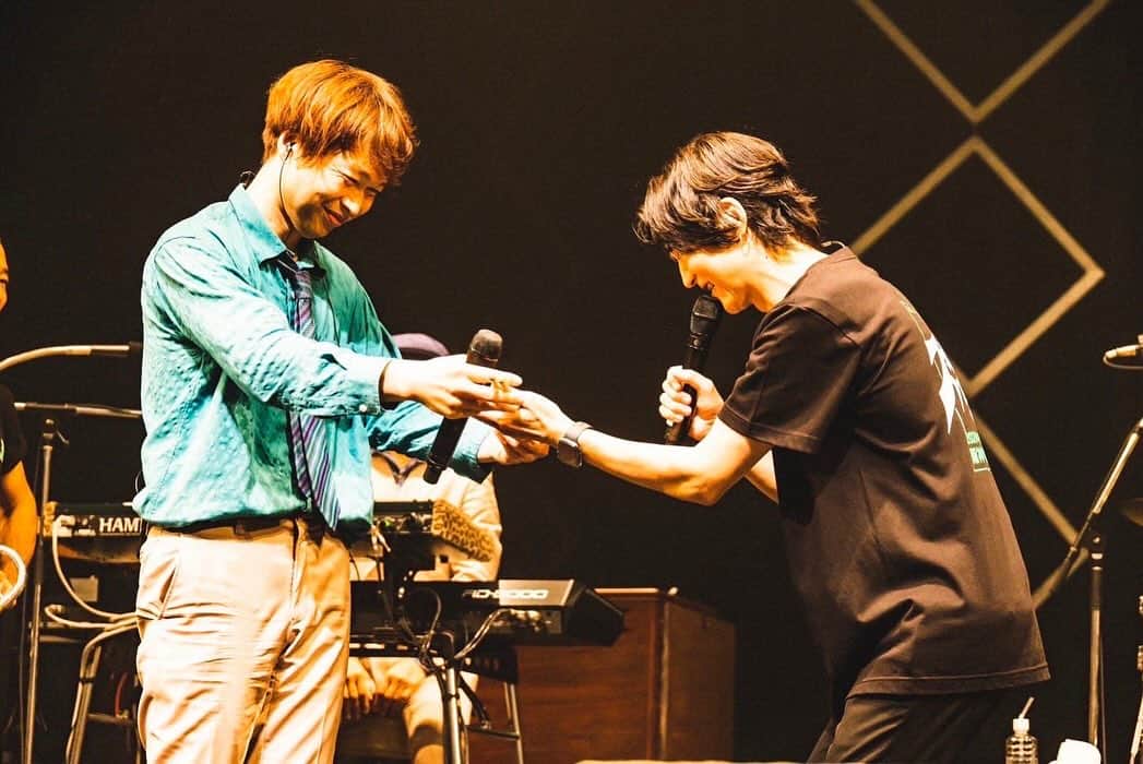 落合健太郎さんのインスタグラム写真 - (落合健太郎Instagram)「11.23.2023 東京スカパラダイスオーケストラ  TOUR 「JUNK or GEM ～Autumn&Winter」 ガラクタかオタカラか？ スカしてるならそれがタカラだ。  6月のある日、 番組プロデューサーから 動画が送られて来た。 スカパラのドラム、 茂木欣一さんと ギターの 加藤隆志さんが スカパラのドラム、 オチケンさんお願いします という内容。  当然僕は冗談だと思い 😳 という絵文字で返信。  それからそんな話は 出てこぬまま9月。  「メンバーが本当にオチケンさんに ドラムやって欲しいと言ってます」  え？いつですか？  「11月です」  あー、来年の！  「いえ、2ヶ月後」  え？  そこから僕のドラム特訓は 始まった。  詳しくは僕のnote.を。  https://note.com/radiochiken/n/ne02ef9b37fcb  #東京スカパラダイスオーケストラ  #ドラム」11月24日 17時27分 - dj_ochiken1117